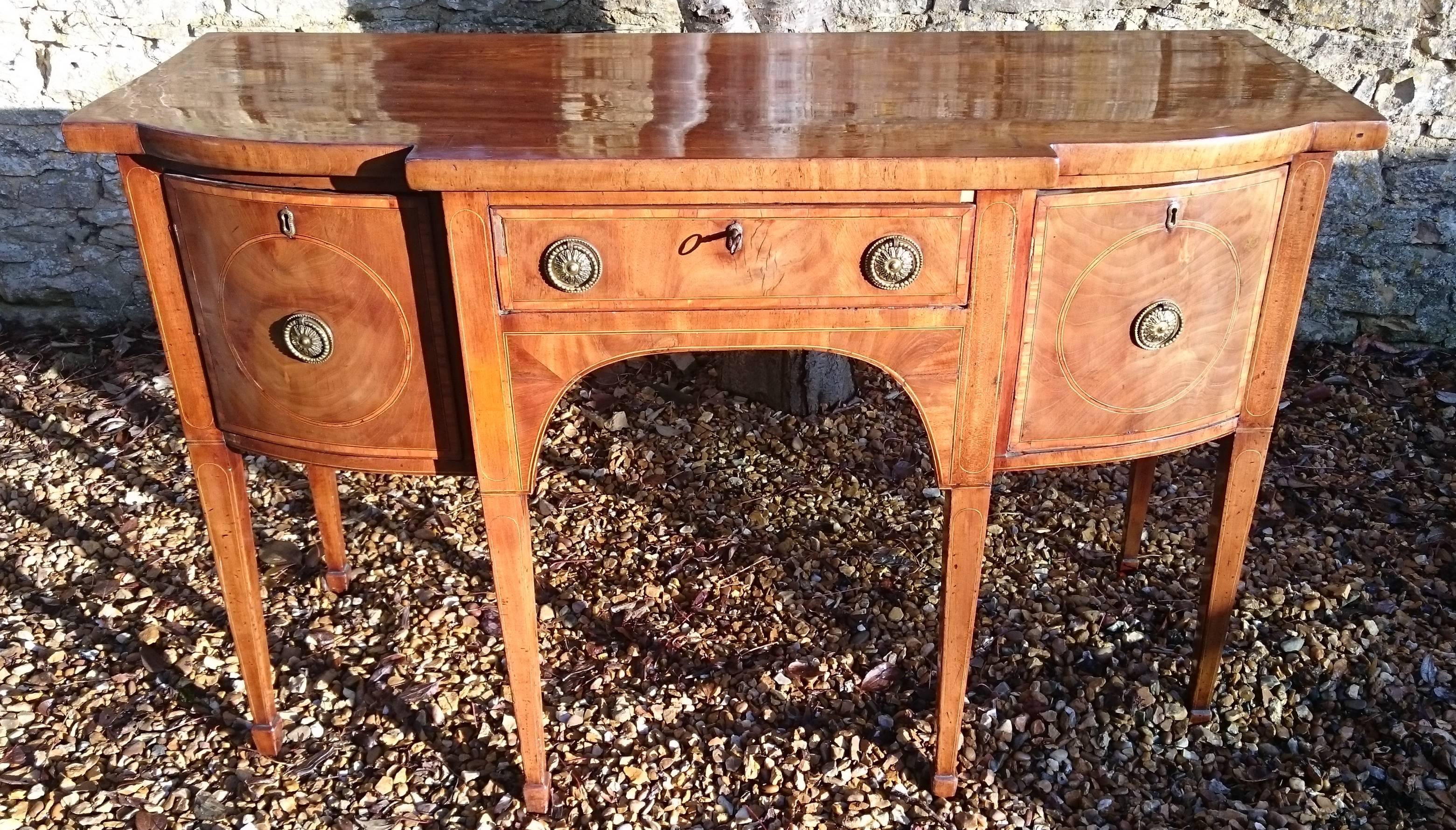 18th Century Mahogany George III Period Antique Sideboard Good Color In Excellent Condition In Gloucestershire, GB