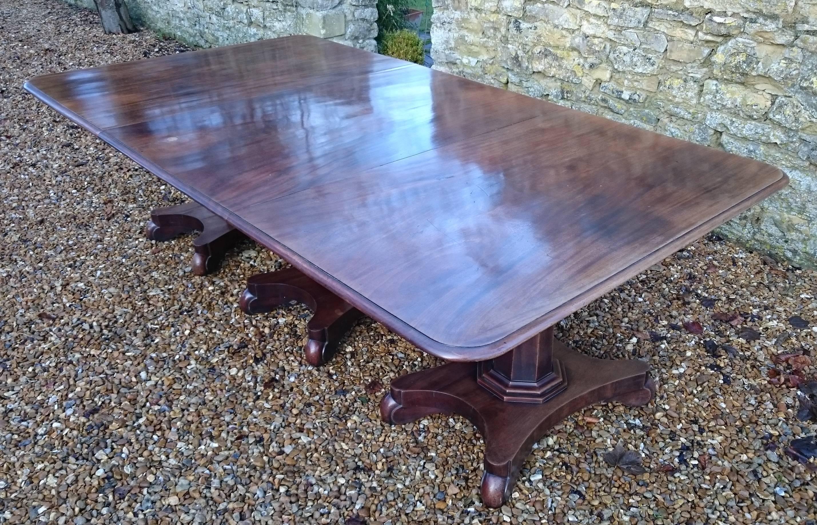 19th Century William IV Period Mahogany Antique Three Pedestal Dining Table In Excellent Condition For Sale In Gloucestershire, GB