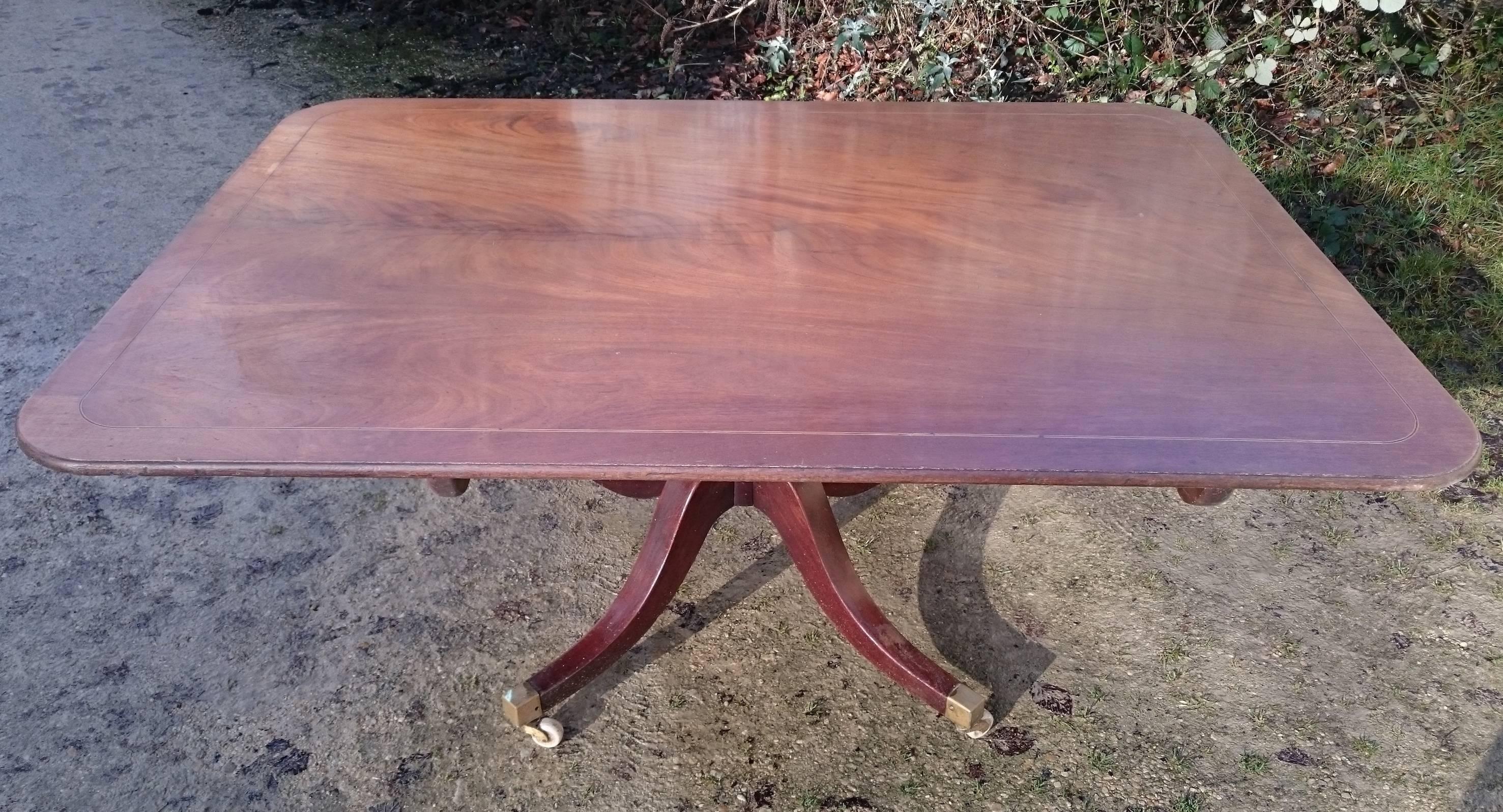 18th century George III period mahogany antique breakfast table. This table is very elegant having a slender turned column support, it stands on four outswept legs and has stringing around the edge of the top. There is no frieze so there is a lot of
