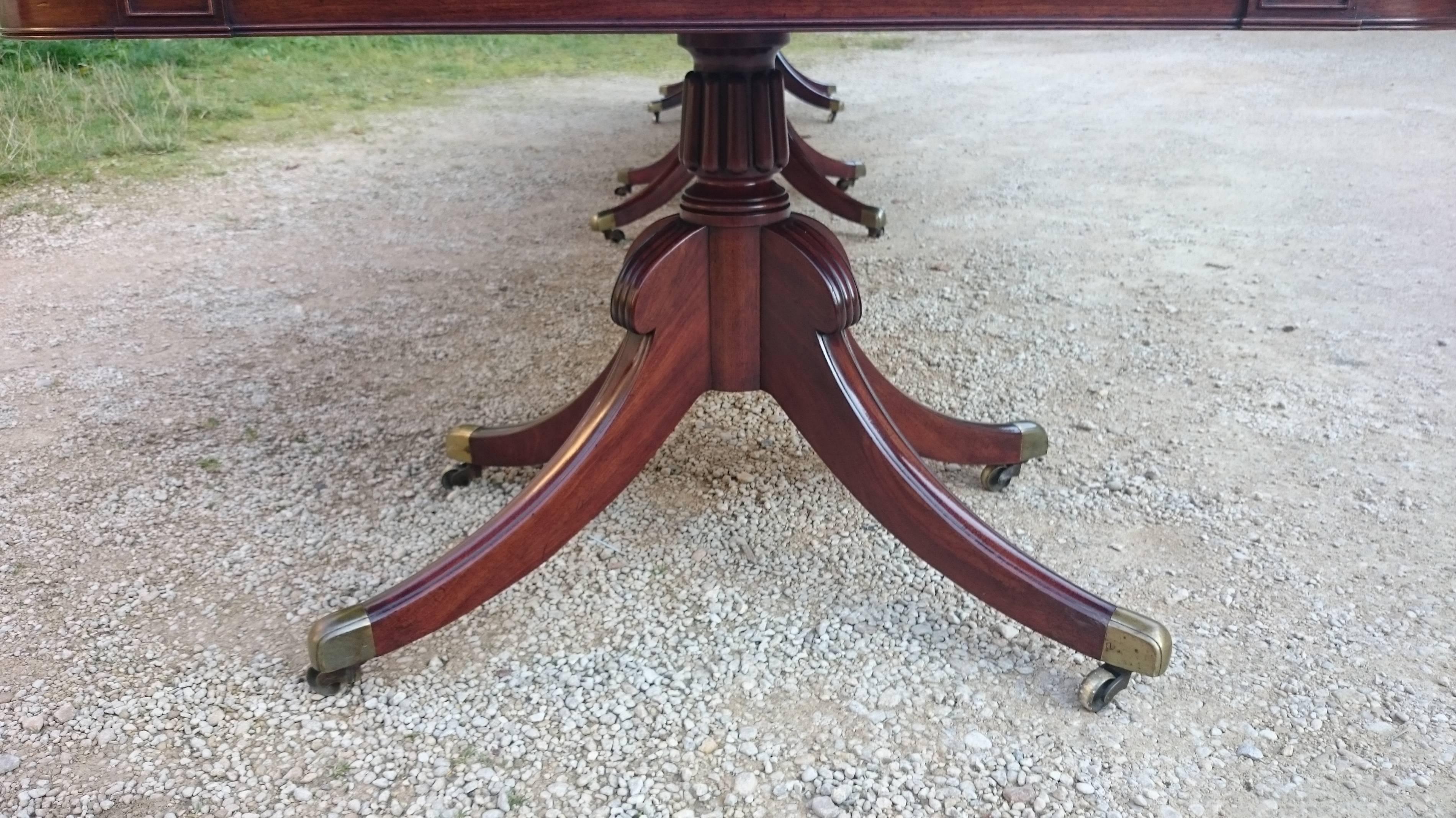 Very Large Antique Three Pedestal Dining Table Made Of The Finest Mahogany In Excellent Condition In Gloucestershire, GB