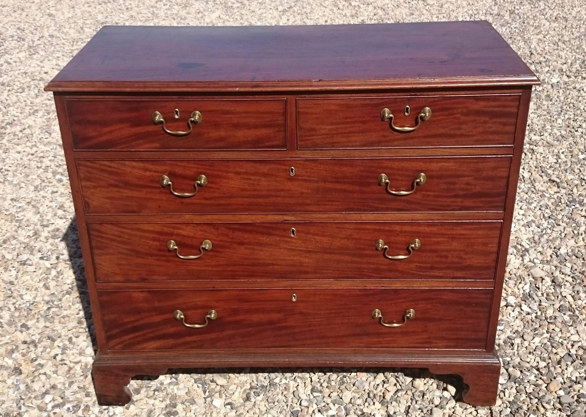 George III period Cuban mahogany chest of drawers. This chest of drawers is made of an especially fine cut of timber with a very interesting grain pattern. It is a good small scale and not too deep front to back and would be a fine addition to any