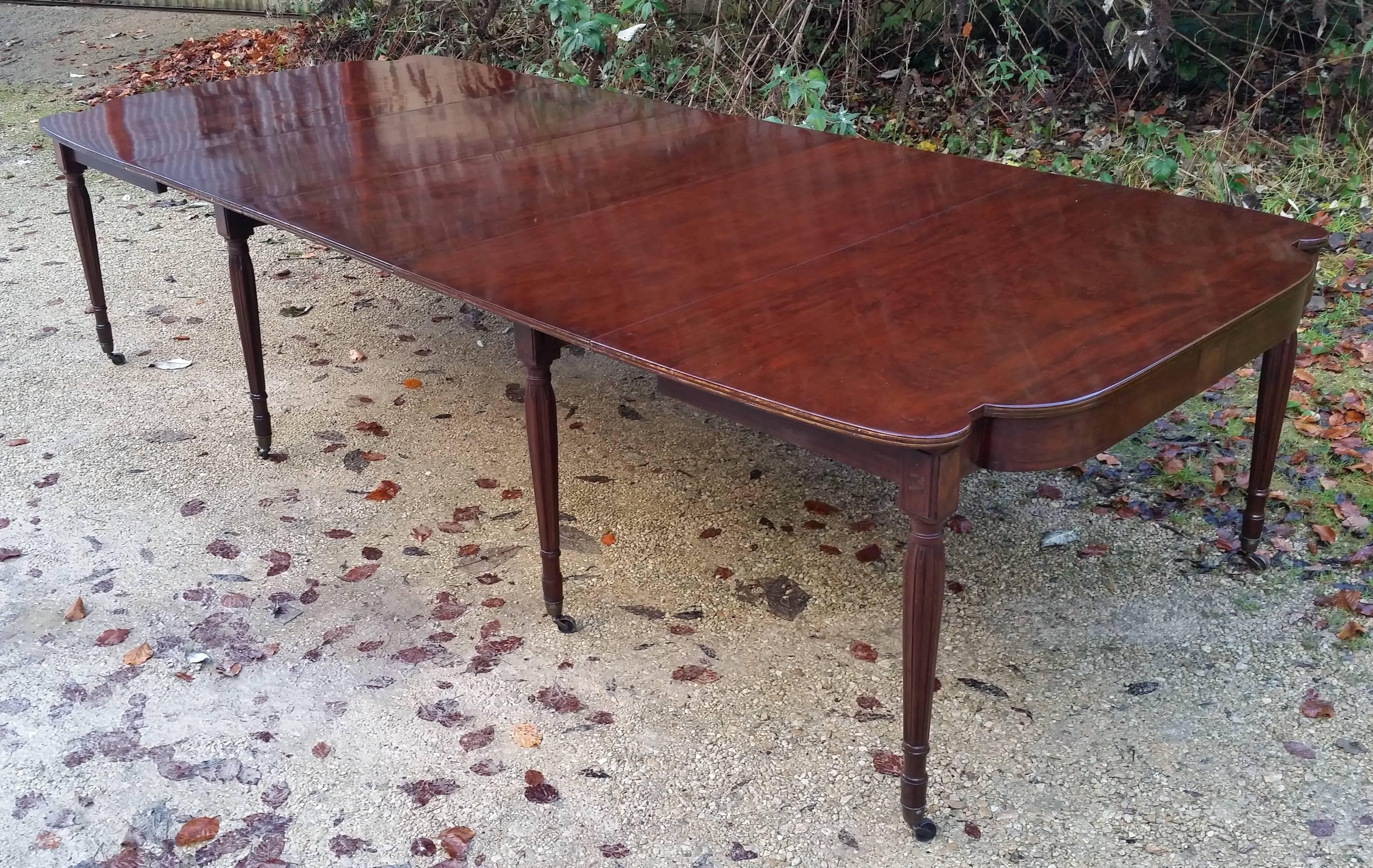 19th Century Regency Mahogany Dining Table with Brass Inlay  In Good Condition In Gloucestershire, GB
