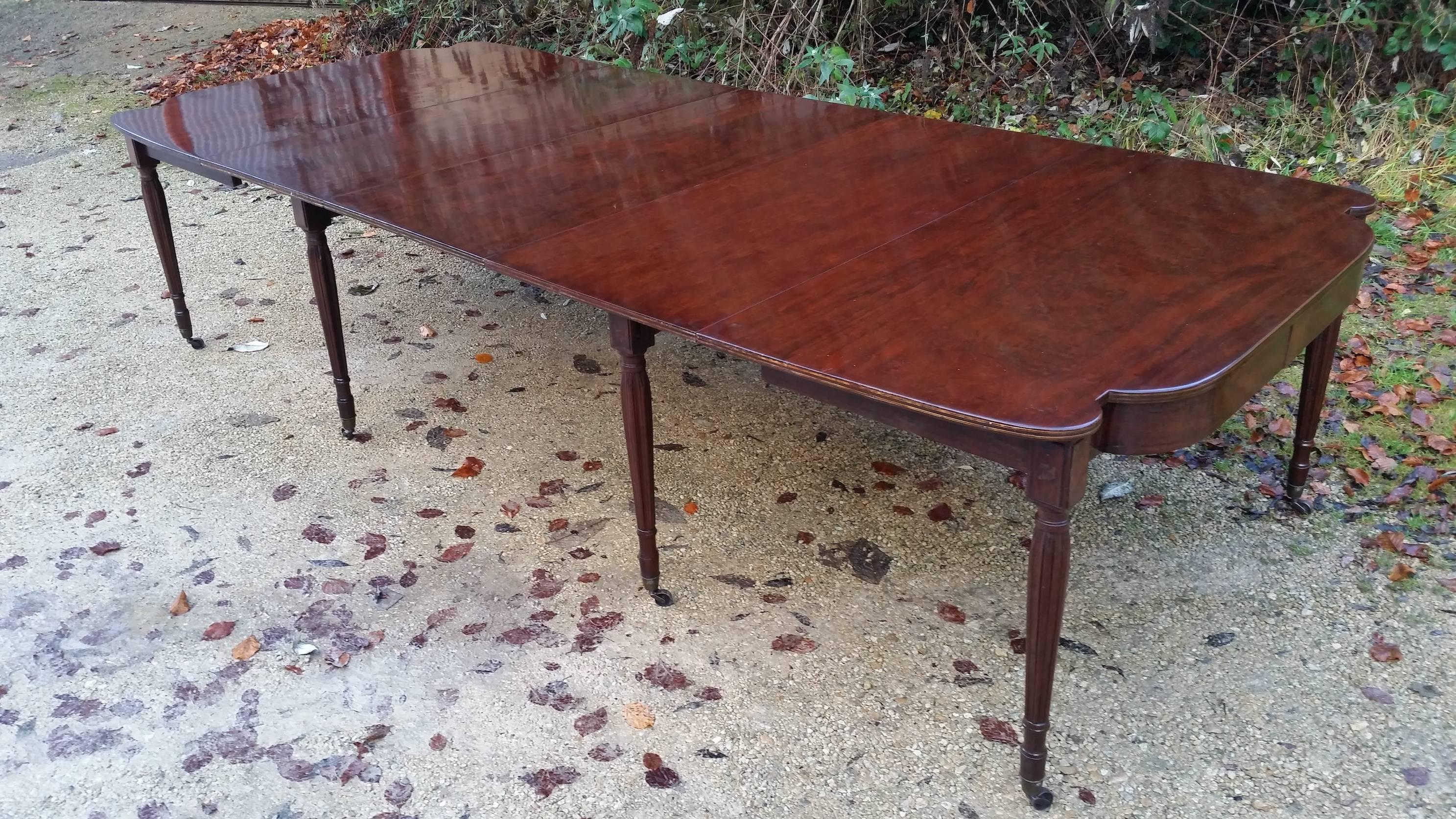 19th Century Regency Mahogany Dining Table with Brass Inlay  2