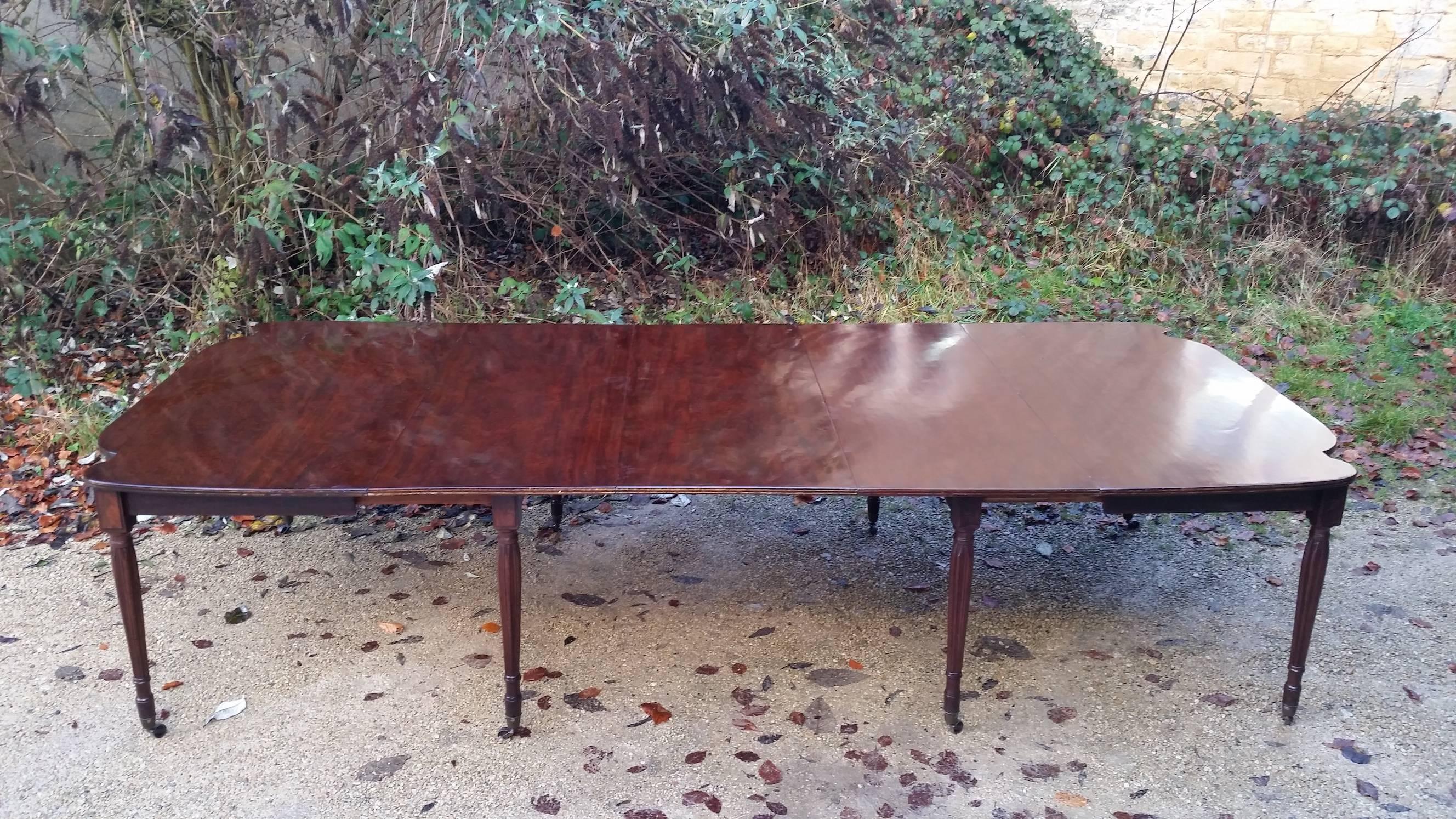 19th Century Regency Mahogany Dining Table with Brass Inlay  4