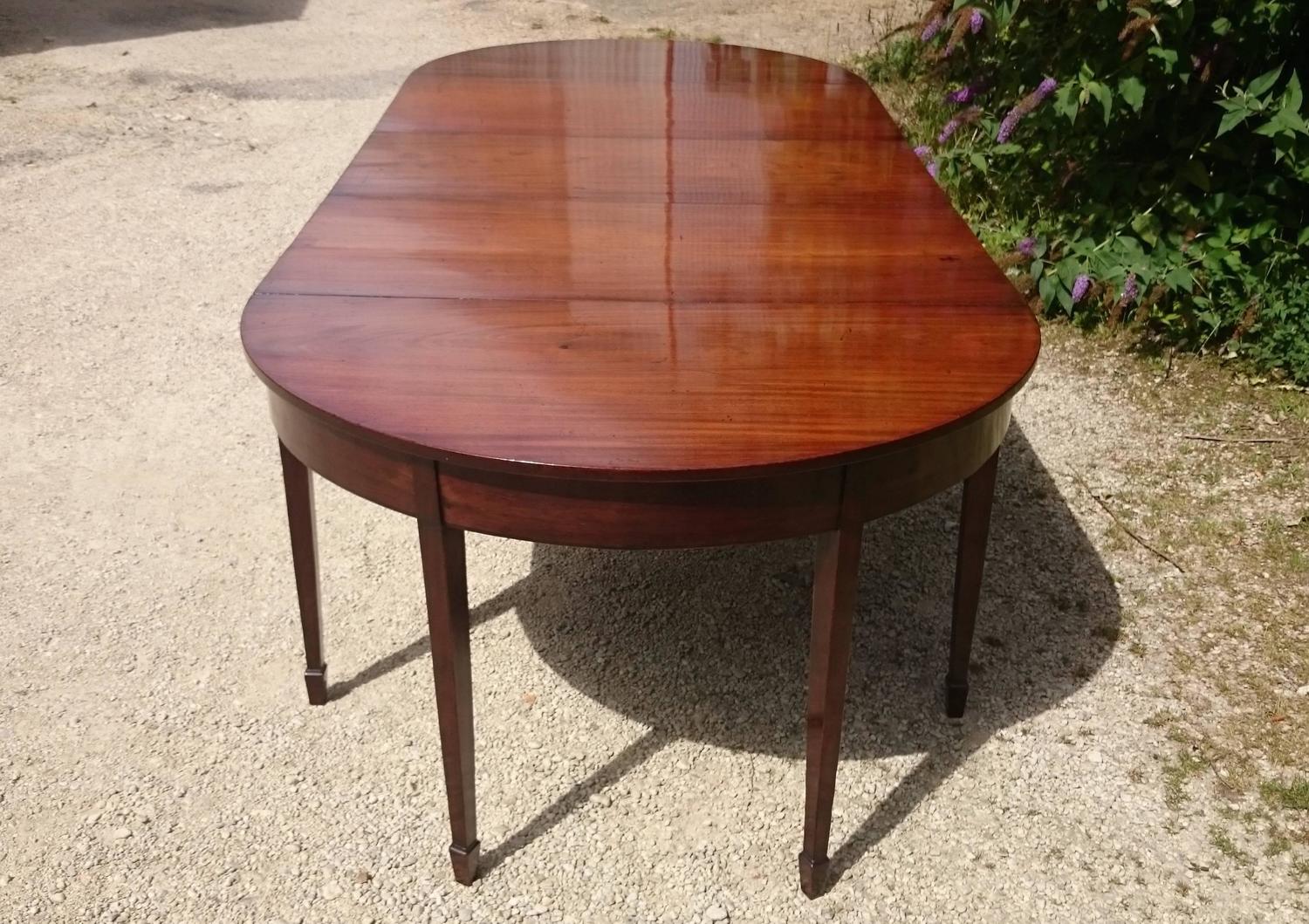 18th Century Antique Mahogany Dining Table For Sale at 1stdibs