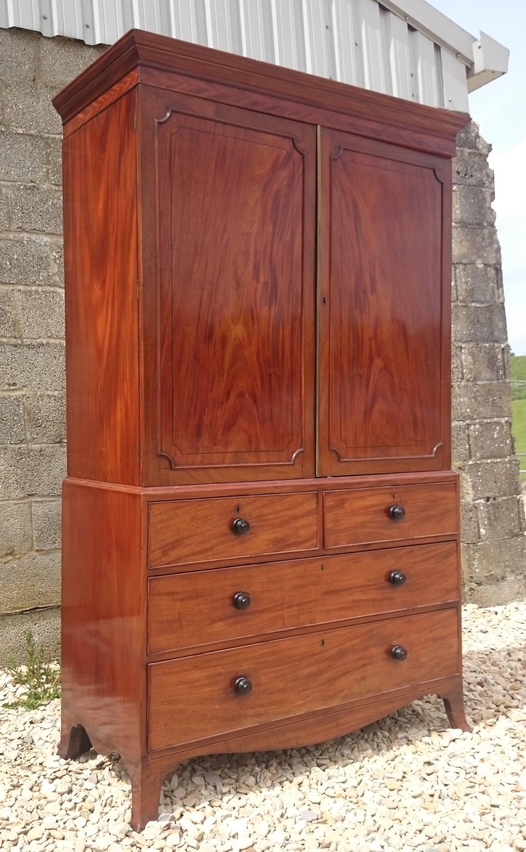 Regency Period Mahogany Linen Press Made, circa 1820 In Excellent Condition In Gloucestershire, GB