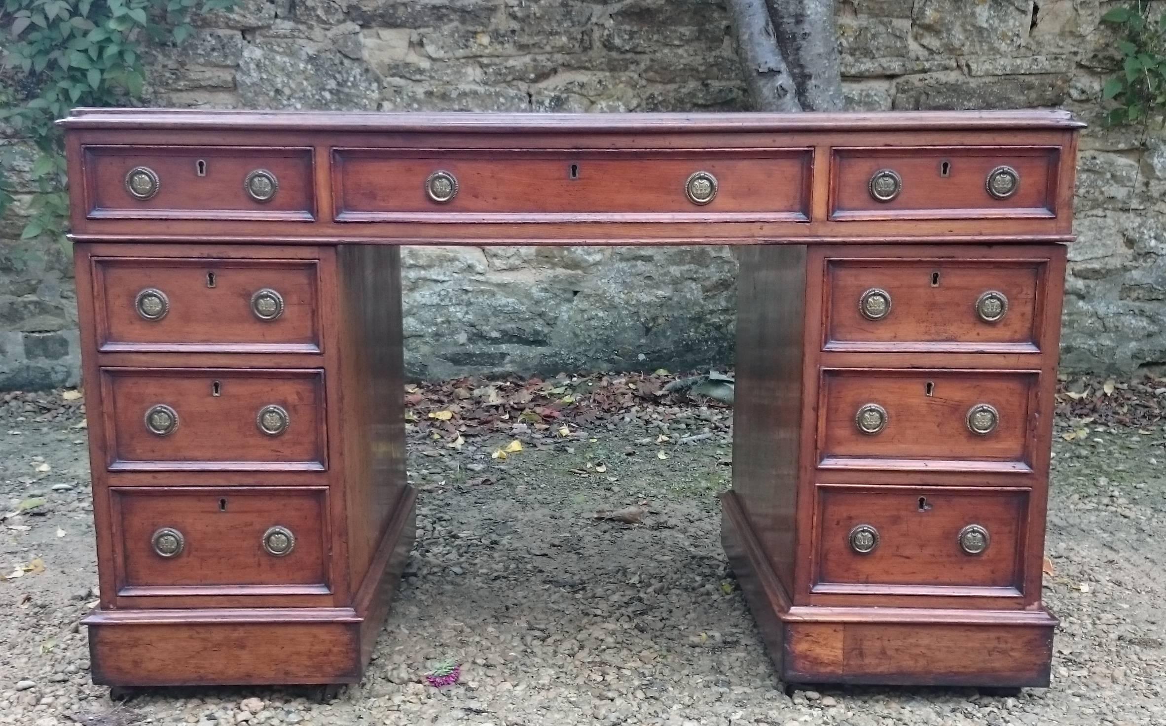 19th Century Pedestal Desk In Good Condition In Gloucestershire, GB