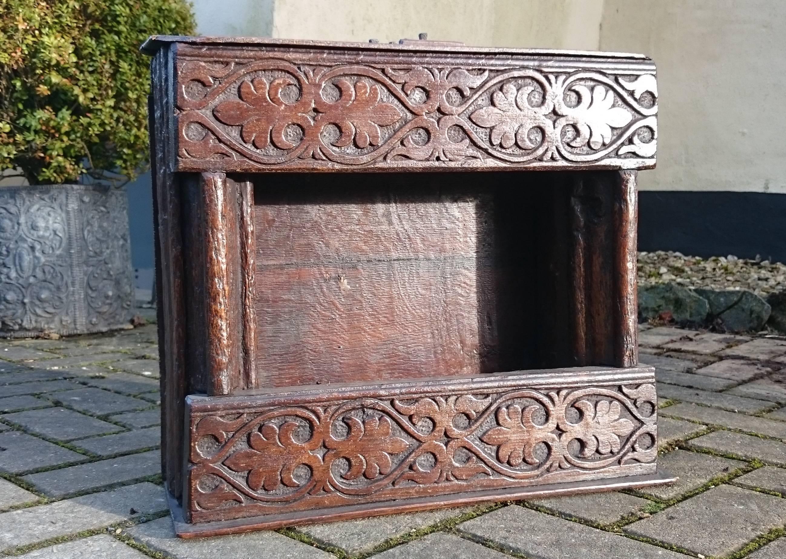 Early Oak Antique Reliquary Box In Good Condition In Gloucestershire, GB