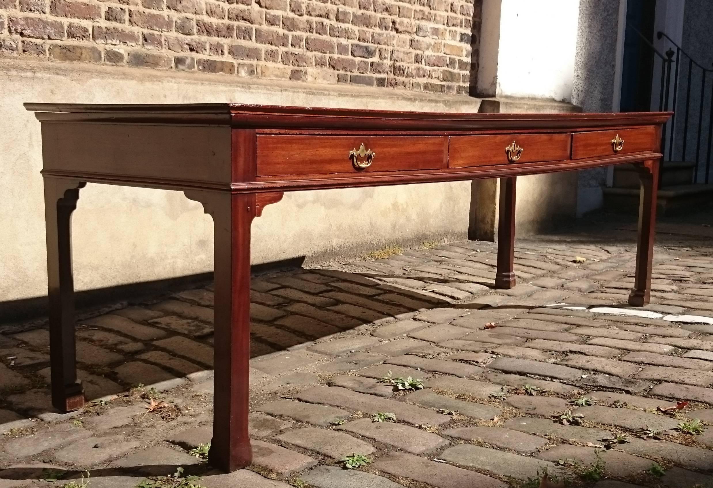British Large-Scale George III Period Mahogany Serving Table For Sale