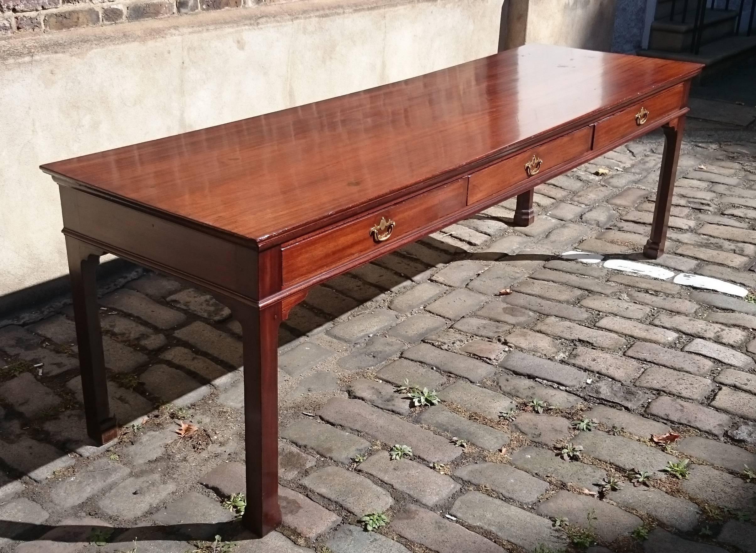 Large-Scale George III Period Mahogany Serving Table In Excellent Condition For Sale In Gloucestershire, GB