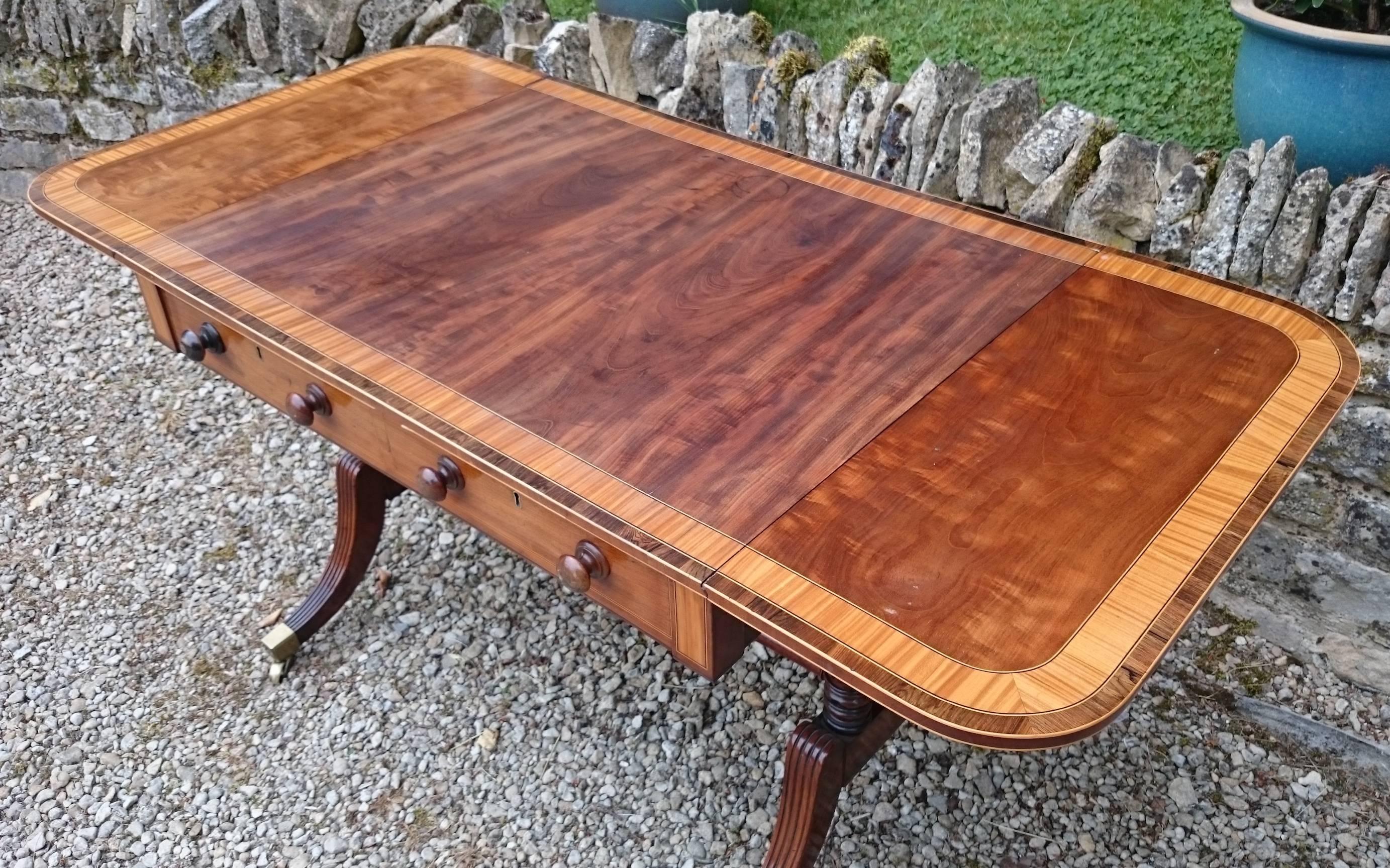 Exeptional Quality Fiddleback Mahogany Regency Sofa Table with Satinwood Banding In Excellent Condition In Gloucestershire, GB