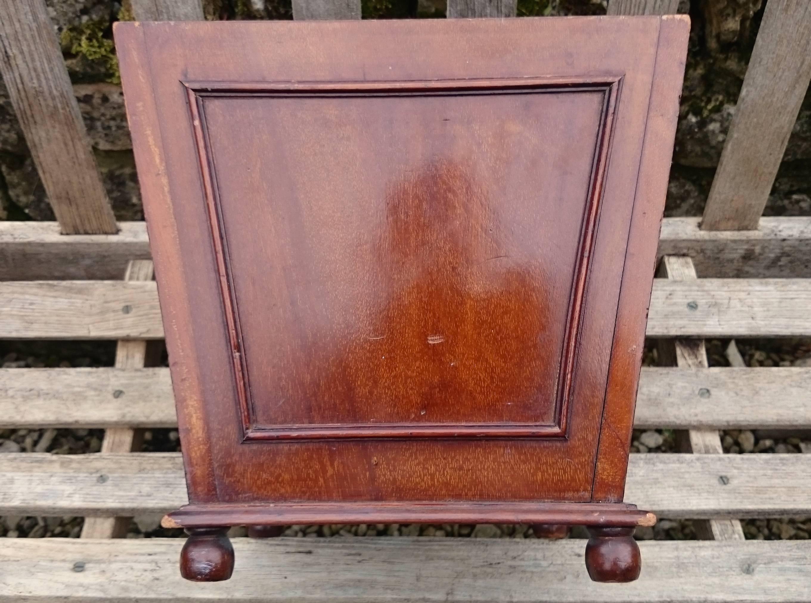 William IV period antique mahogany receptacle of six sided polyhedron form. This object is hollow at the top for storage purposes, there us a decorative moulding to each of the four sides and the whole stands on a thin moulded plinth above four