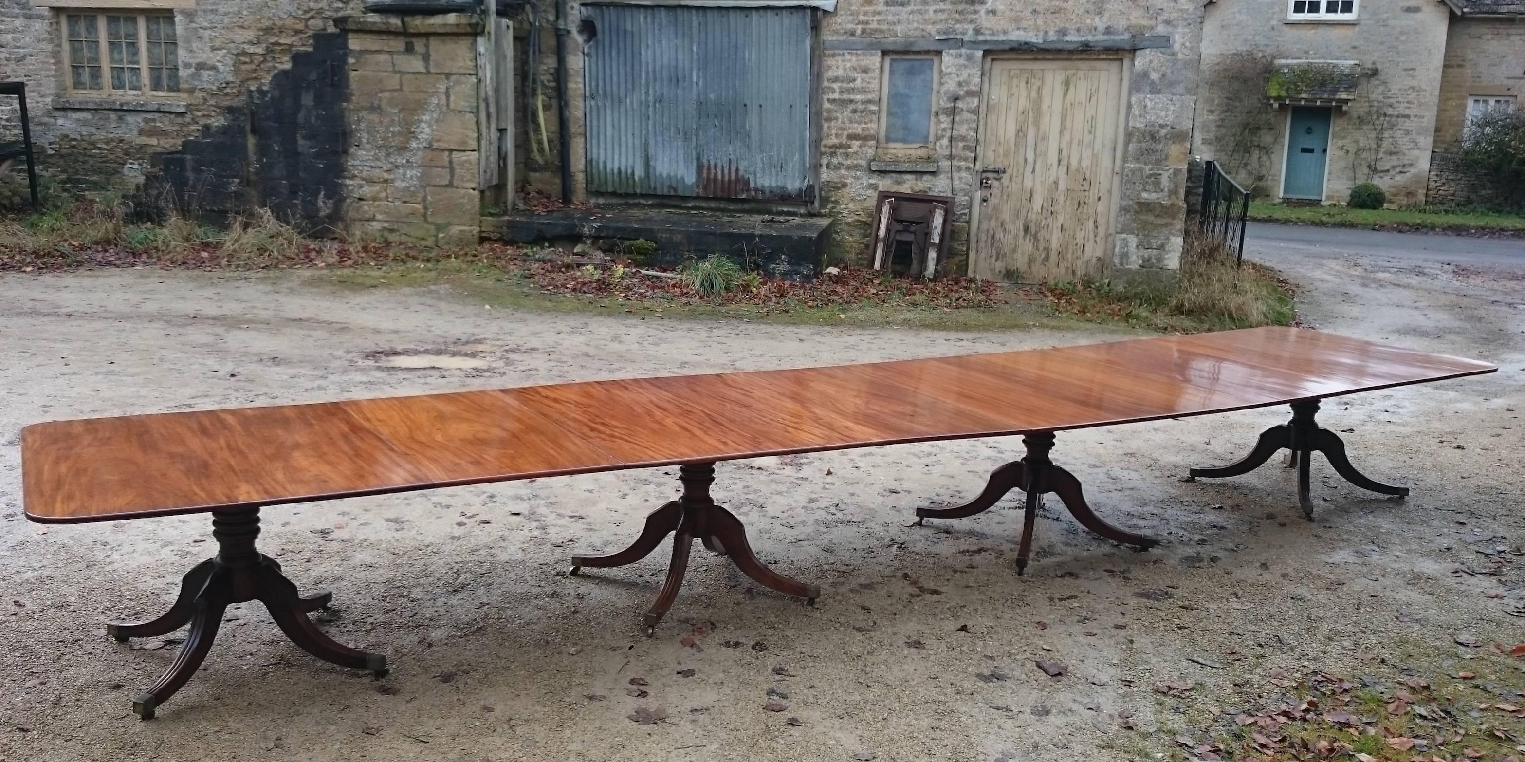 Large Early 19th Century George III Mahogany Three Pedestal Dining Table In Excellent Condition In Gloucestershire, GB