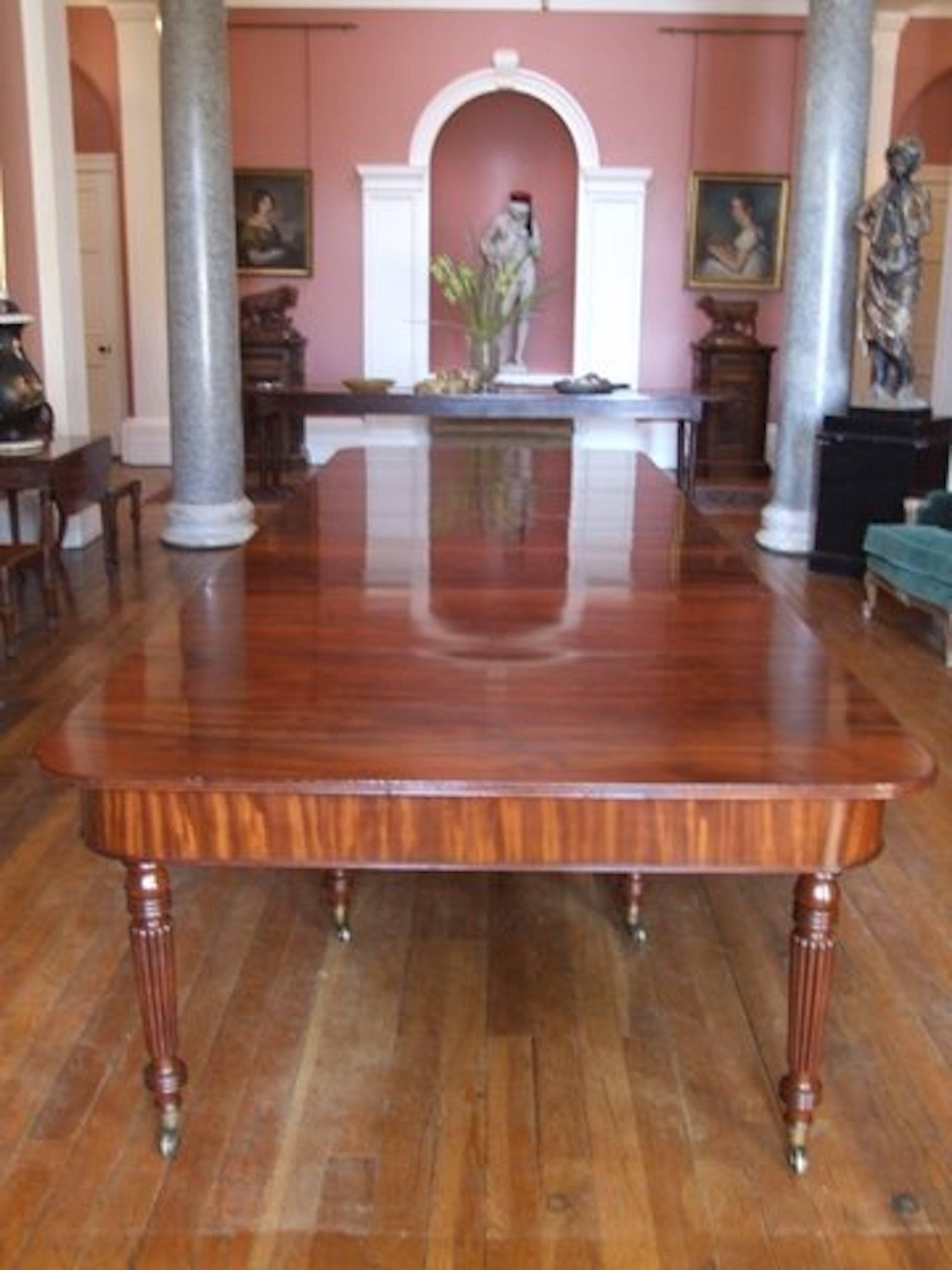 Exceptional Quality Regency Mahogany Extending Dining Table from Sugwas Court For Sale 4