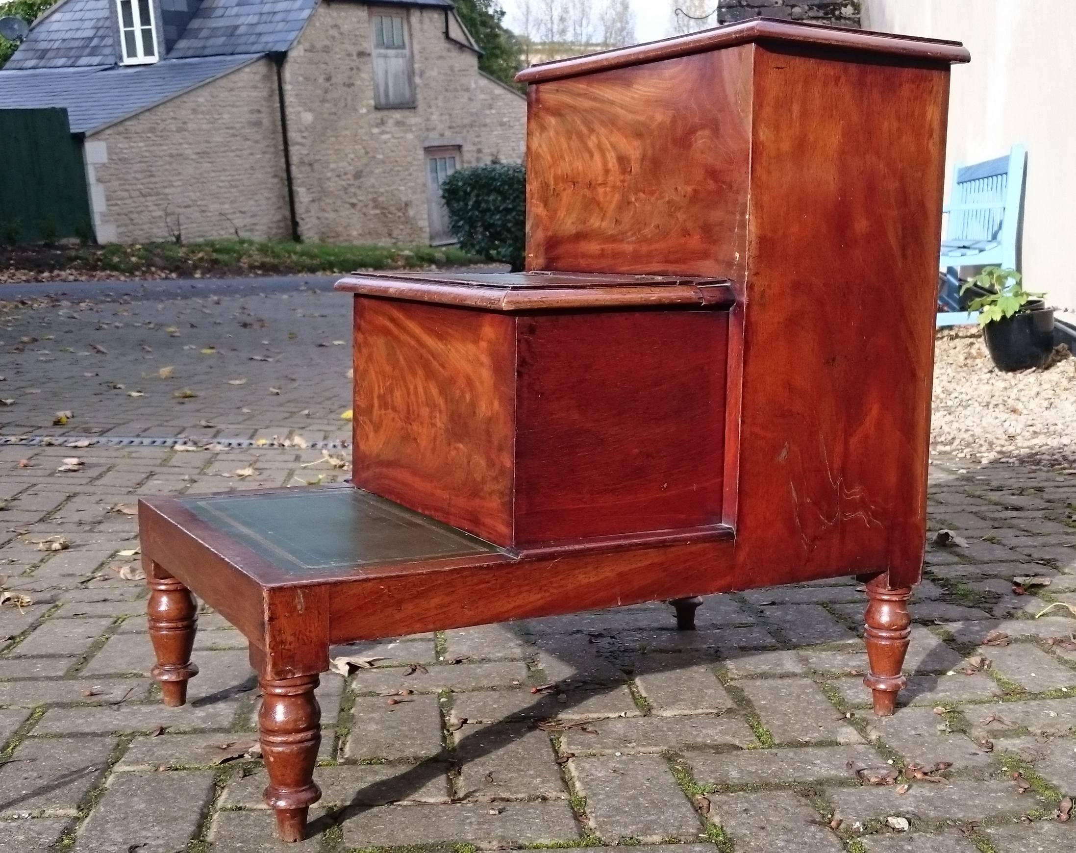 Early 19th century Regency mahogany bedroom step commode. This set of steps has a hidden compartment for night time emergencies. It is complete with seat and pot which appear to be original. It is made of very good quality mahogany with flame