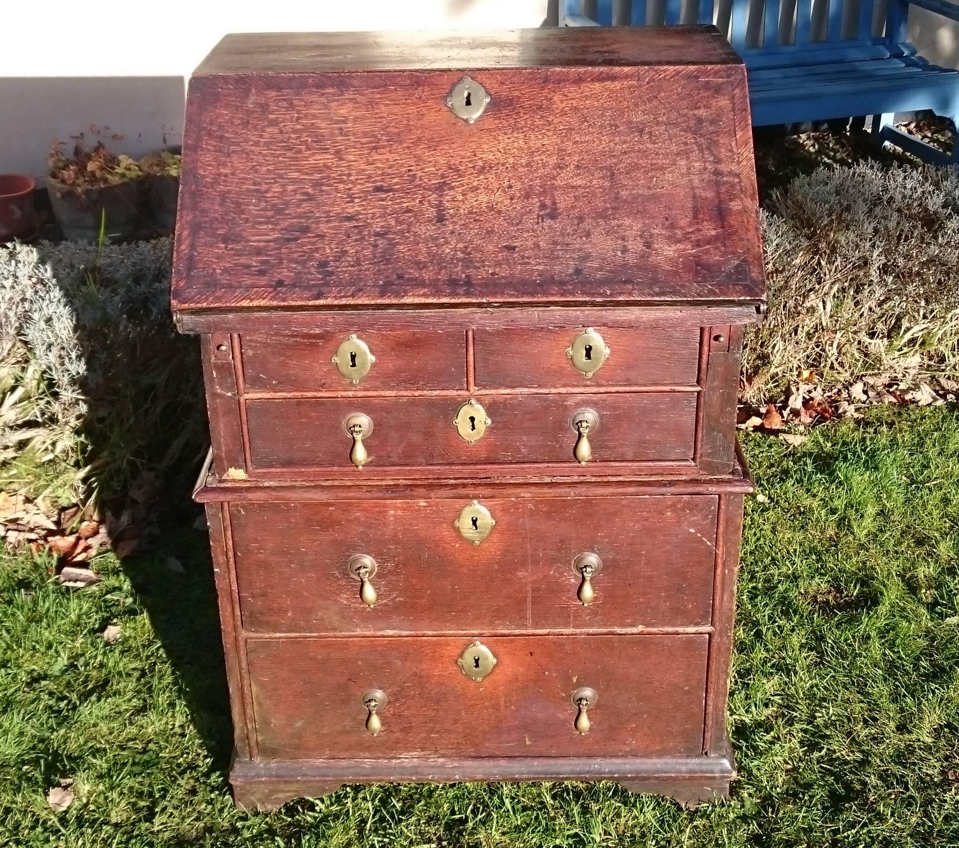 Unusually Small Early 18th Century William and Mary Period Oak Bureau In Good Condition For Sale In Gloucestershire, GB
