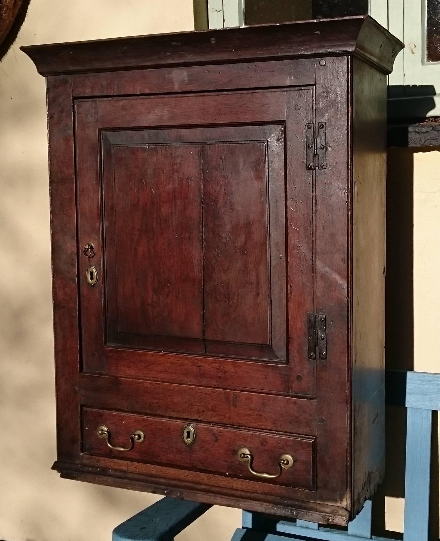18th Century George II Period Oak Antique Hanging Cupboard In Excellent Condition In Gloucestershire, GB