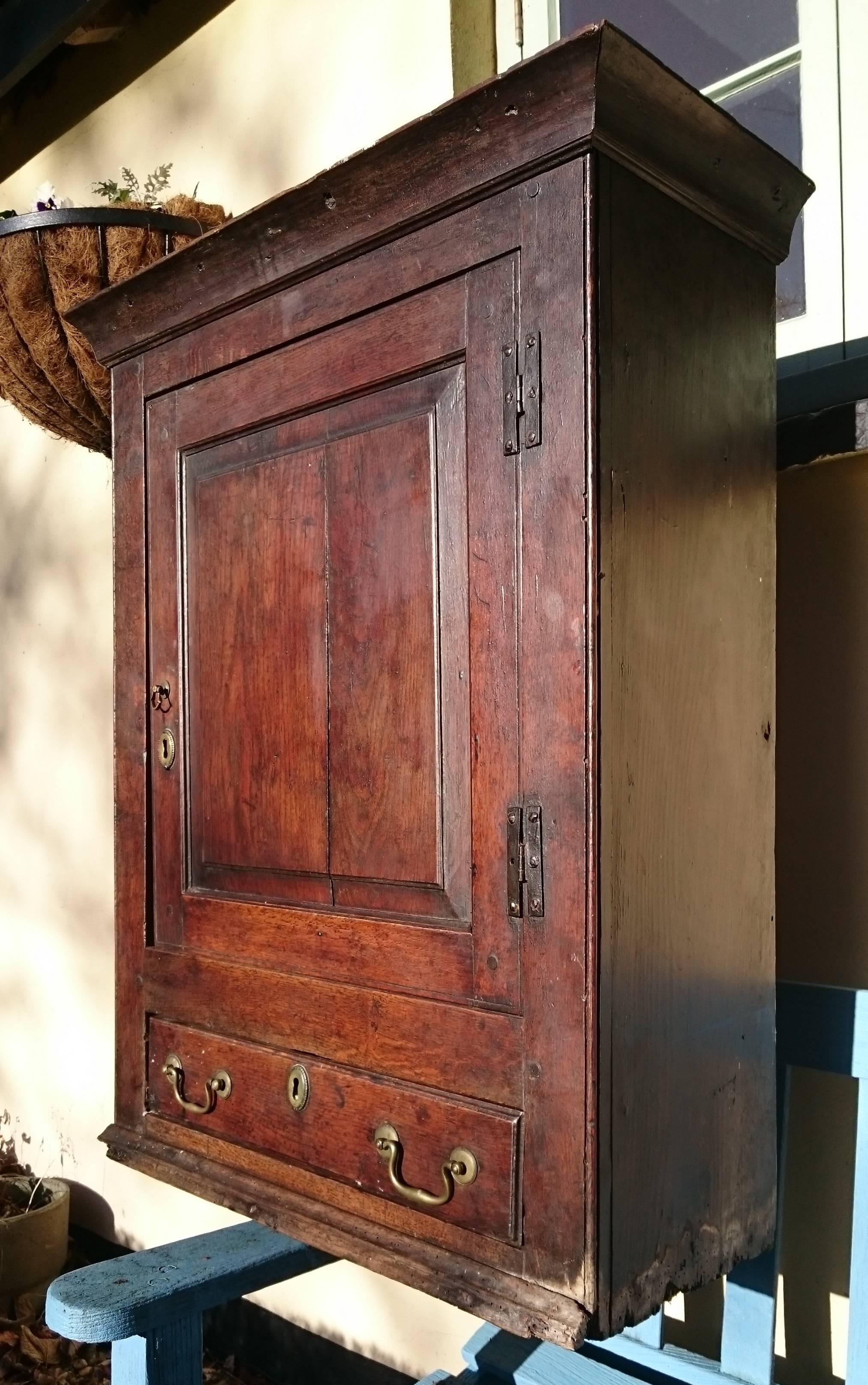 18th century George II period oak antique hanging cupboard. This charming cupboard has attained a wonderful deep color and patina over its two hundred and eighty years.

English, circa 1740 

Measure: 69cm / 27