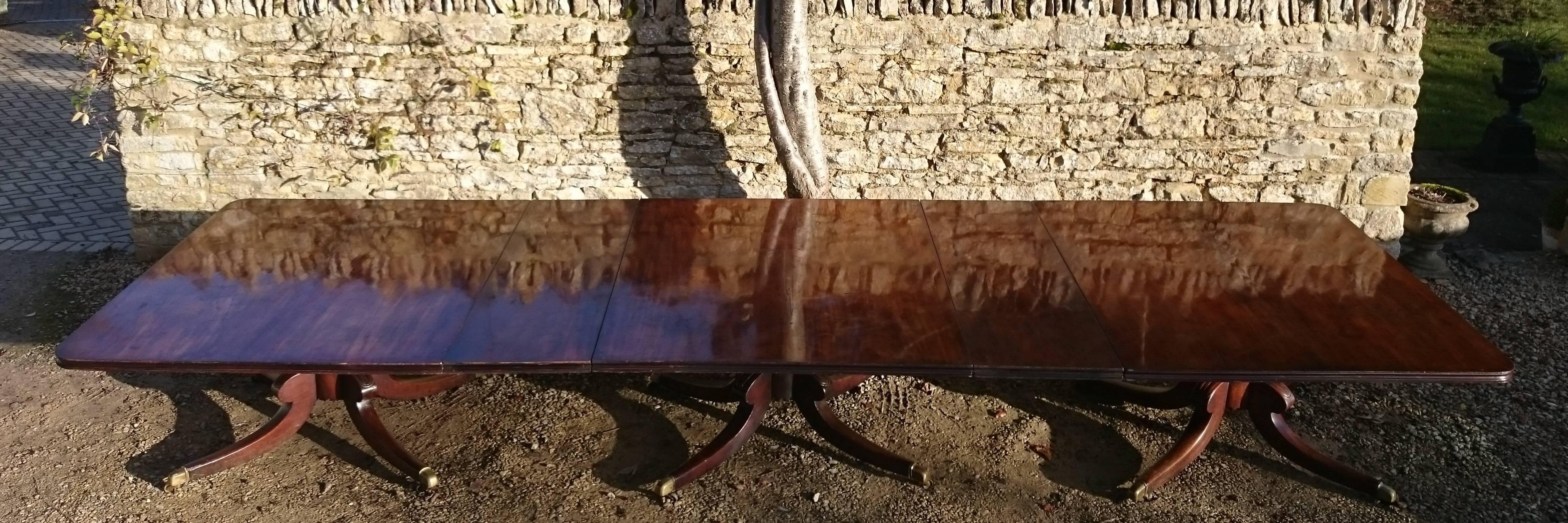 Large-Scale Important Early 19th Century Irish Three-Pedestal Dining Table In Excellent Condition In Gloucestershire, GB