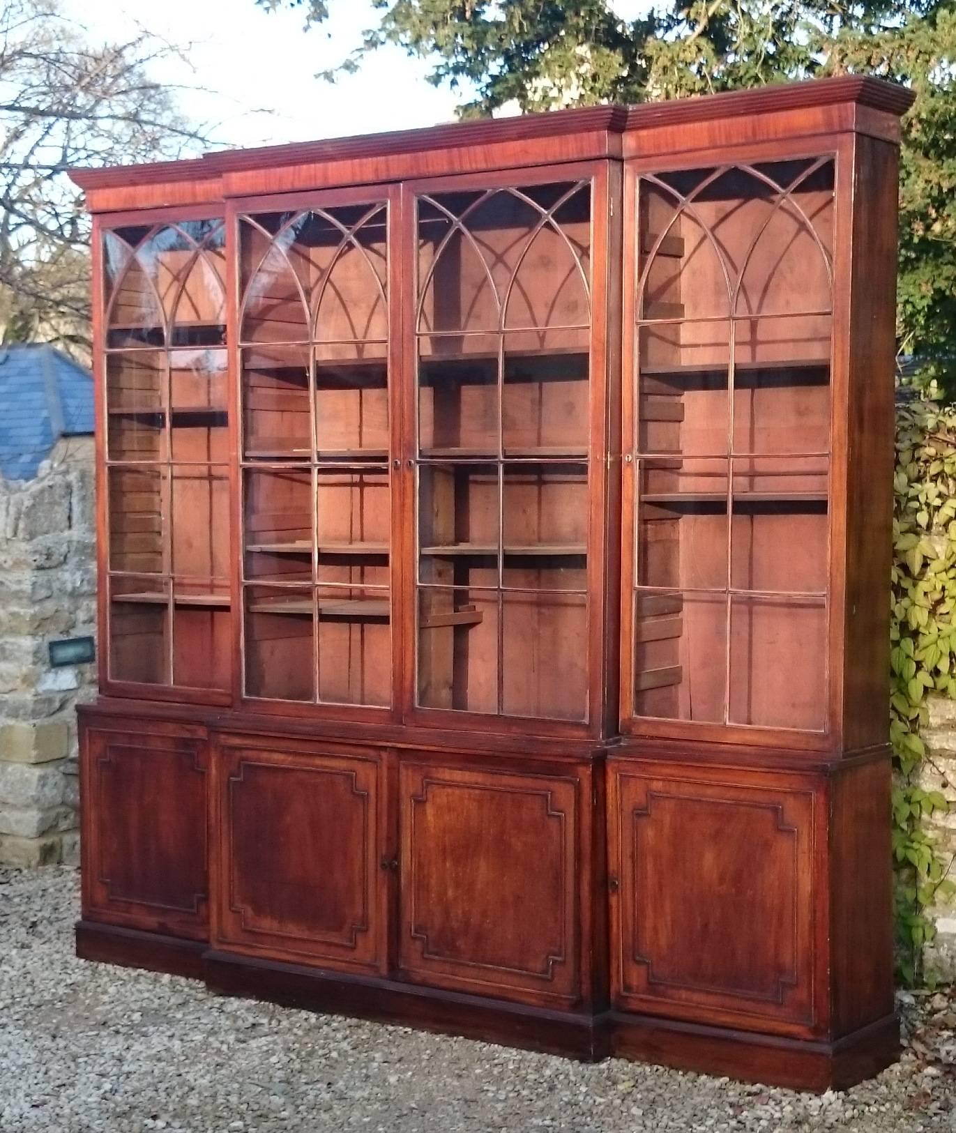 Large and Fine 18th Century George III Period Mahogany Breakfront Bookcase For Sale 1