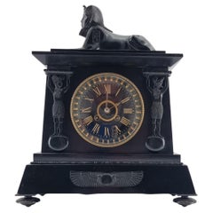 Reloj de chimenea de renacimiento egipcio del siglo XIX por D. Munsey de Cambridge