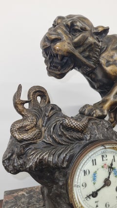Grande orologio da camino francese con tigre e serpente, opera di R. Varnier, 1900 circa