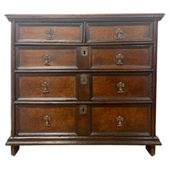 Commode en chêne anglais de la fin du XVIIe siècle