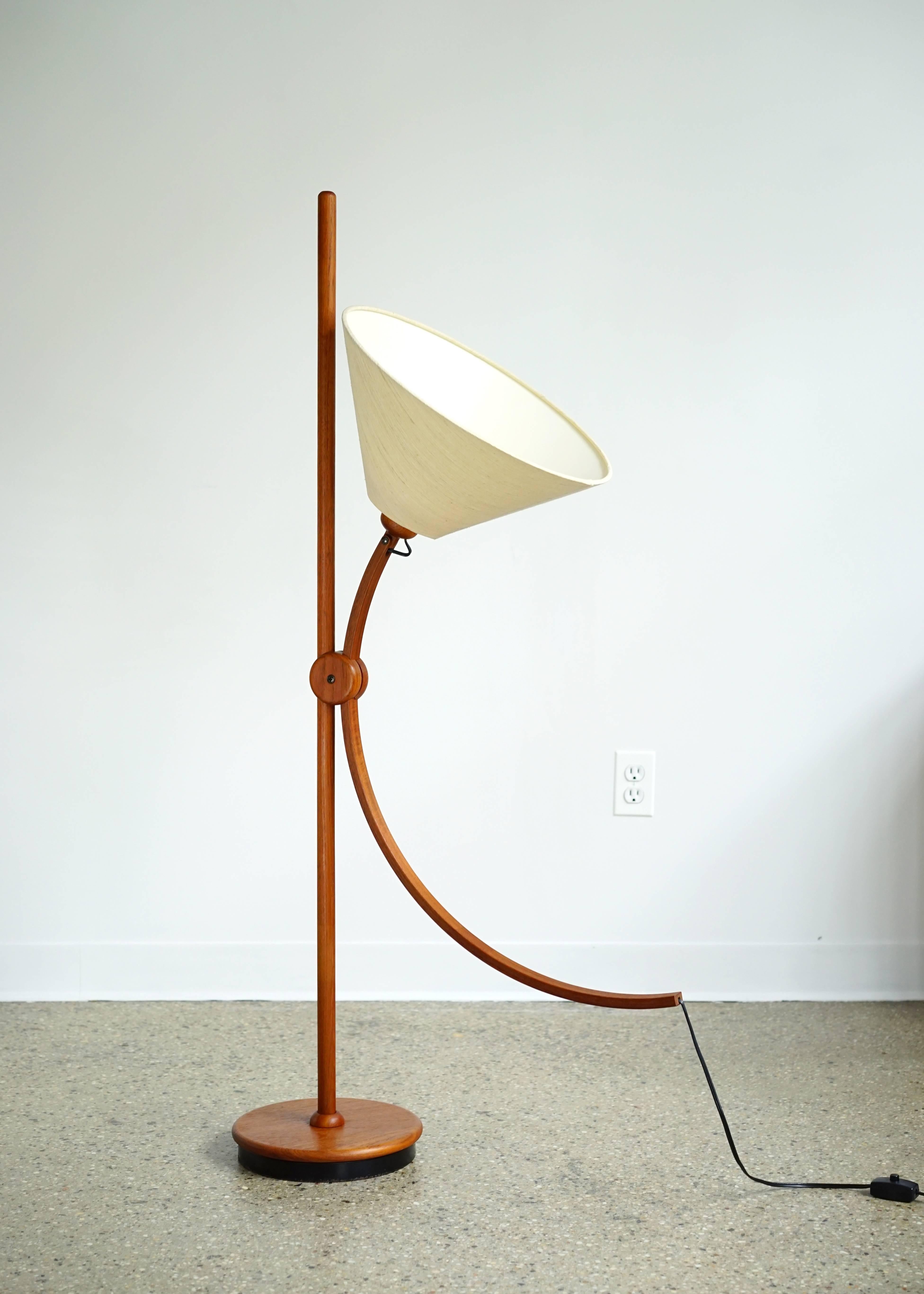Articulated Scandinavian Floor Lamp 1