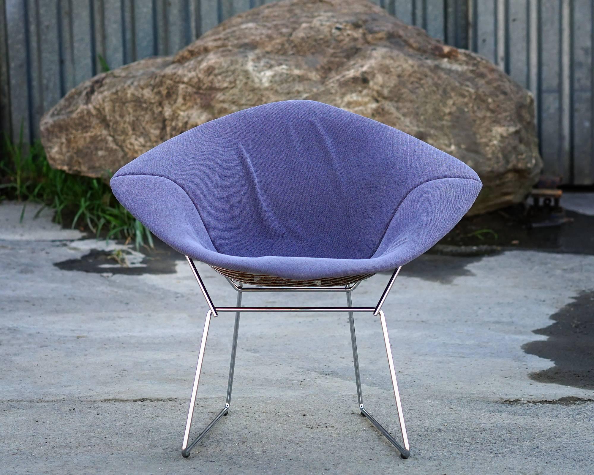 Authentic early production by Knoll, circa 1975-1985. A Mid-Century Modern Classic in fine, all original condition with original periwinkle upholstery.
