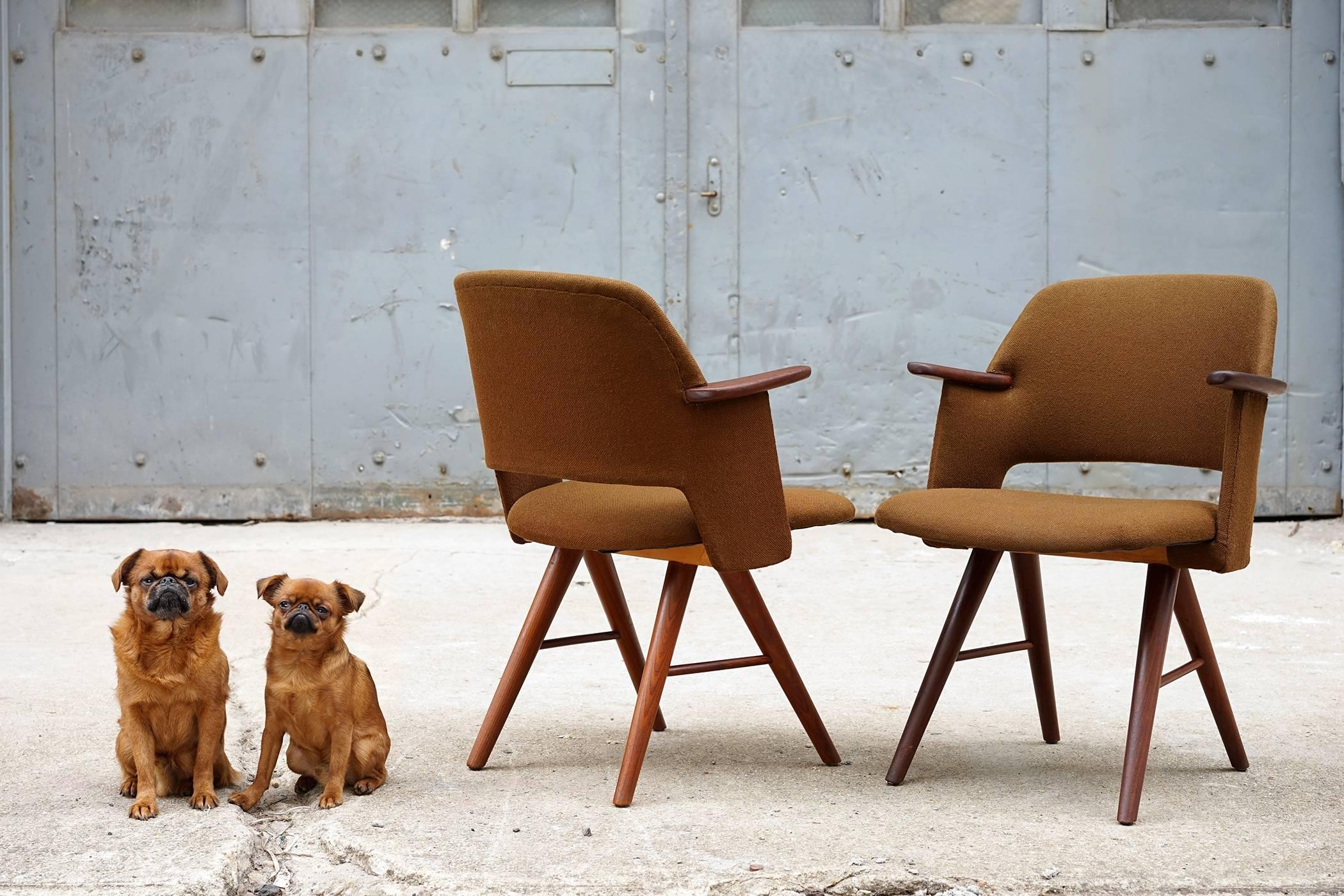 All original and in fine vintage condition. Handsome Mid-Century Modern design with scissor legs, slender components and a cantilevered seat which combine to create a light and airy Silhouette. Sturdy, comfortable and nicely detailed. Model J30,
