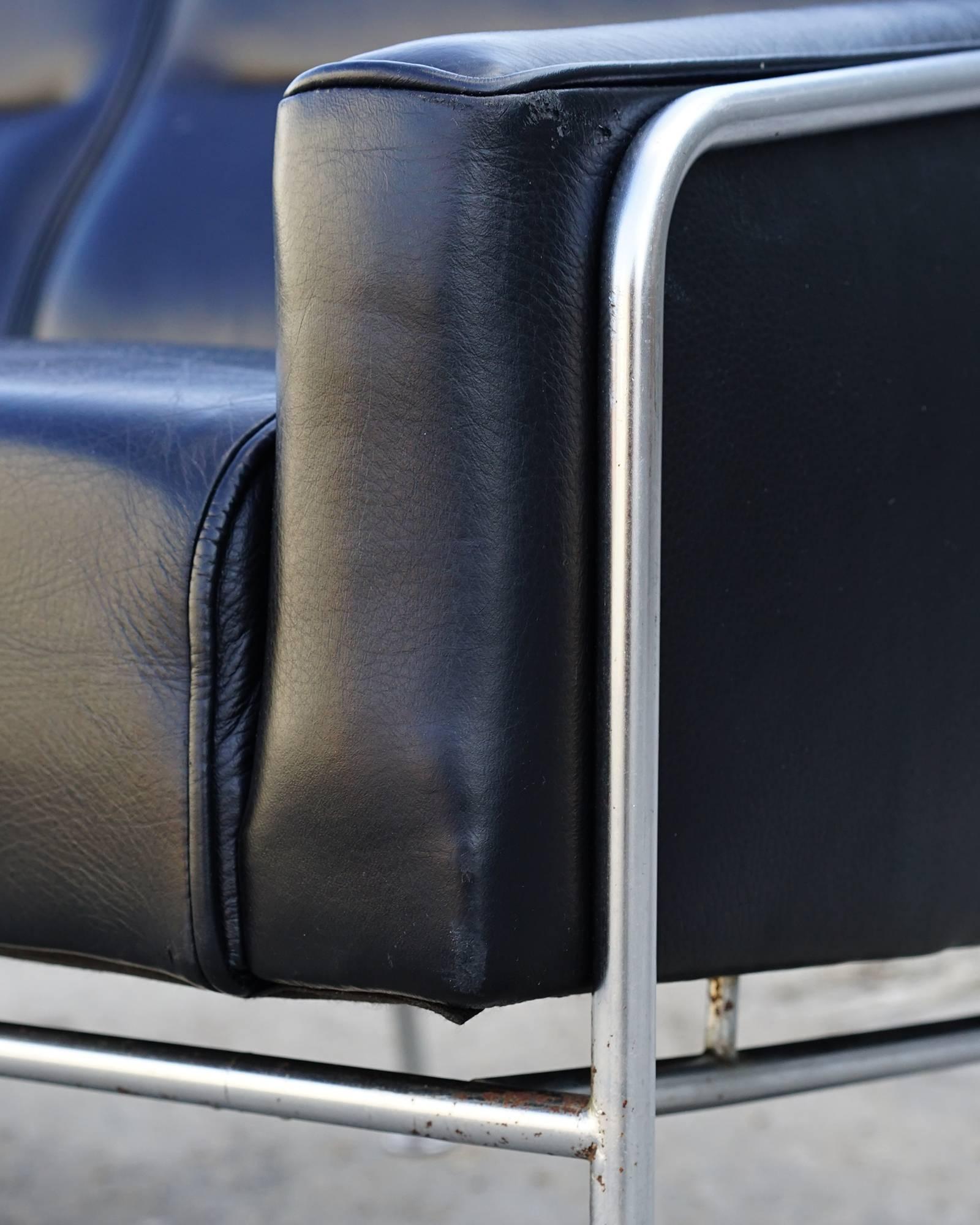 arne jacobsen airport sofa