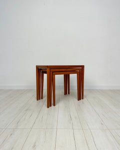 Ensemble de 3 tables gigognes danoises en teck des années 1960, signées H.W. Klein pour Bramin