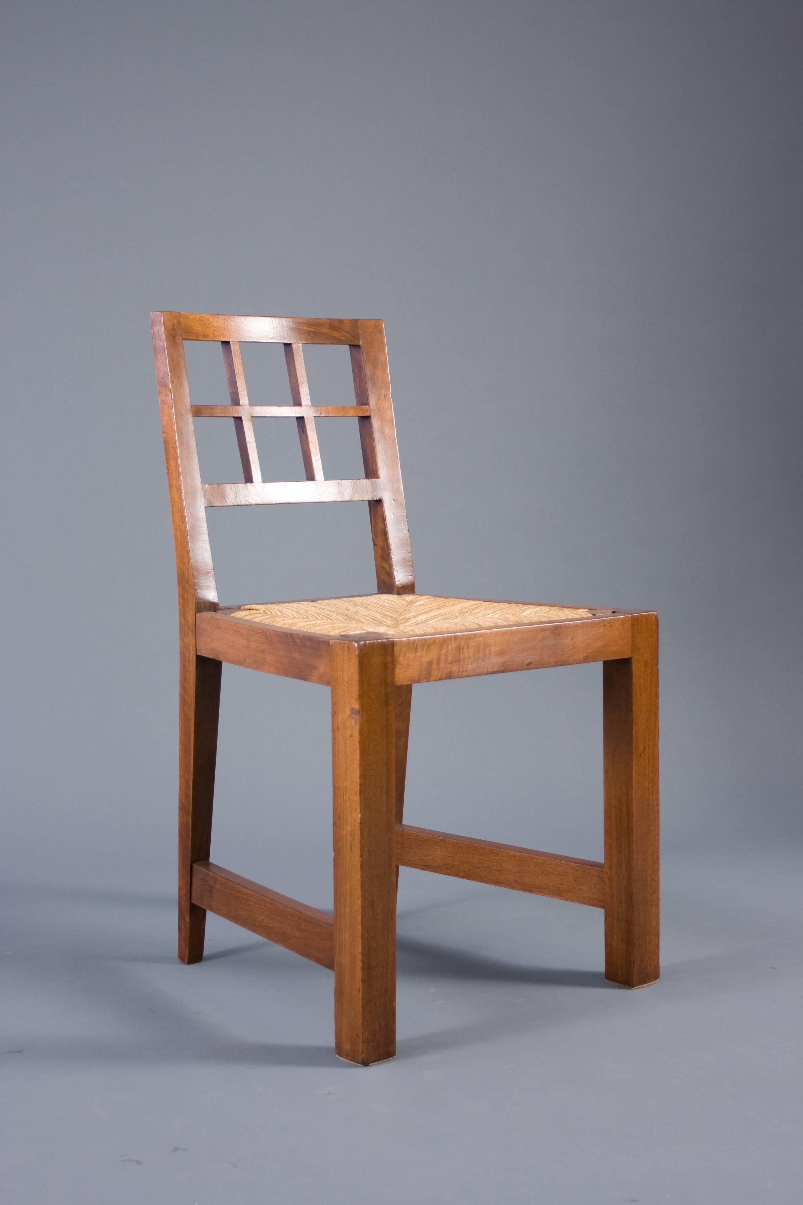 Un ensemble de six chaises (vendues individuellement) aux lignes modernistes typiques du travail de Francis Joirdain vers 1910-1920. Siège en osier amovible. 1200 $ par chaise.