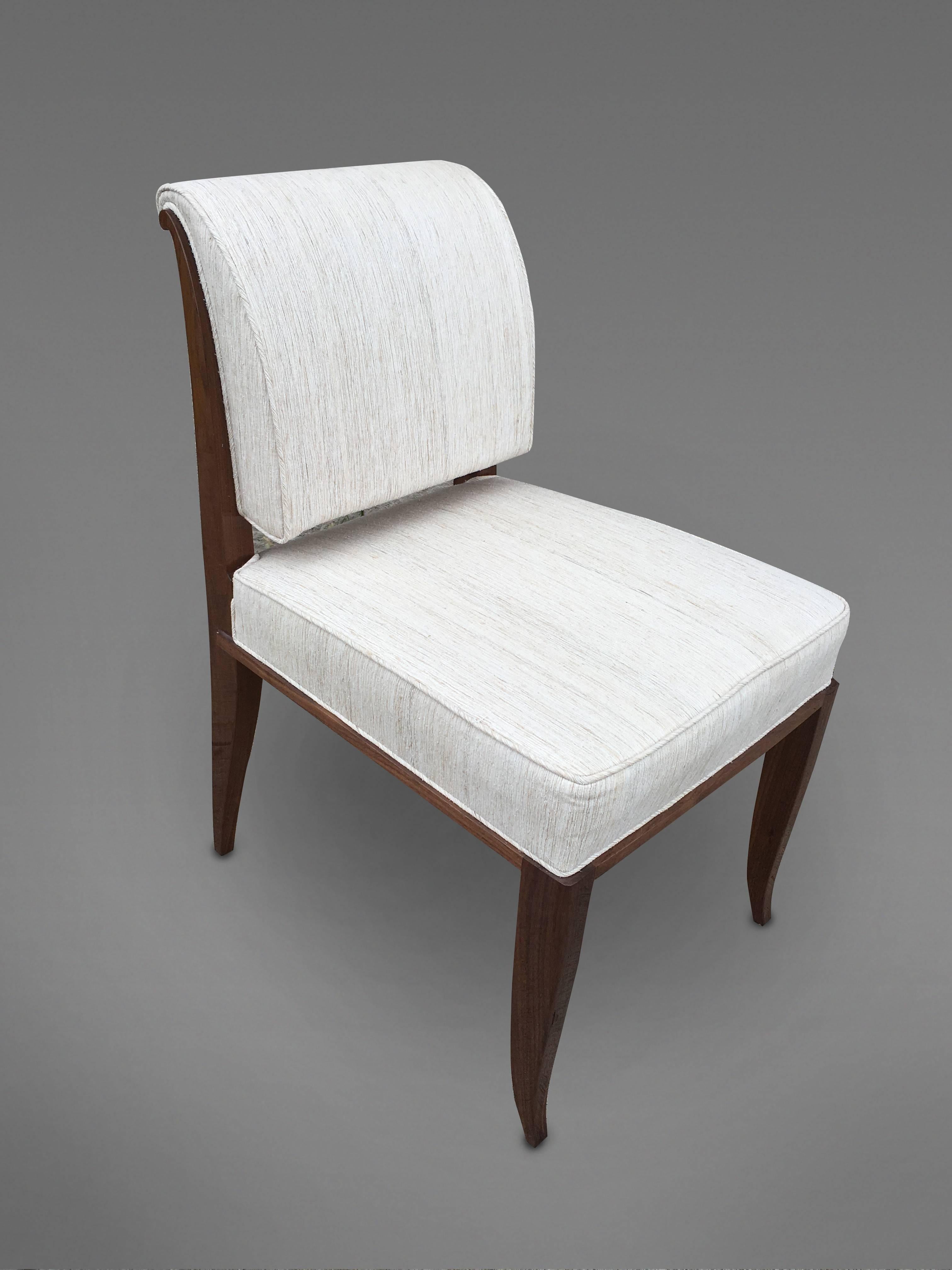 Autre Ensemble de huit chaises en noyer, inspirées de la conception de mile-Jacques Ruhlmann en vente