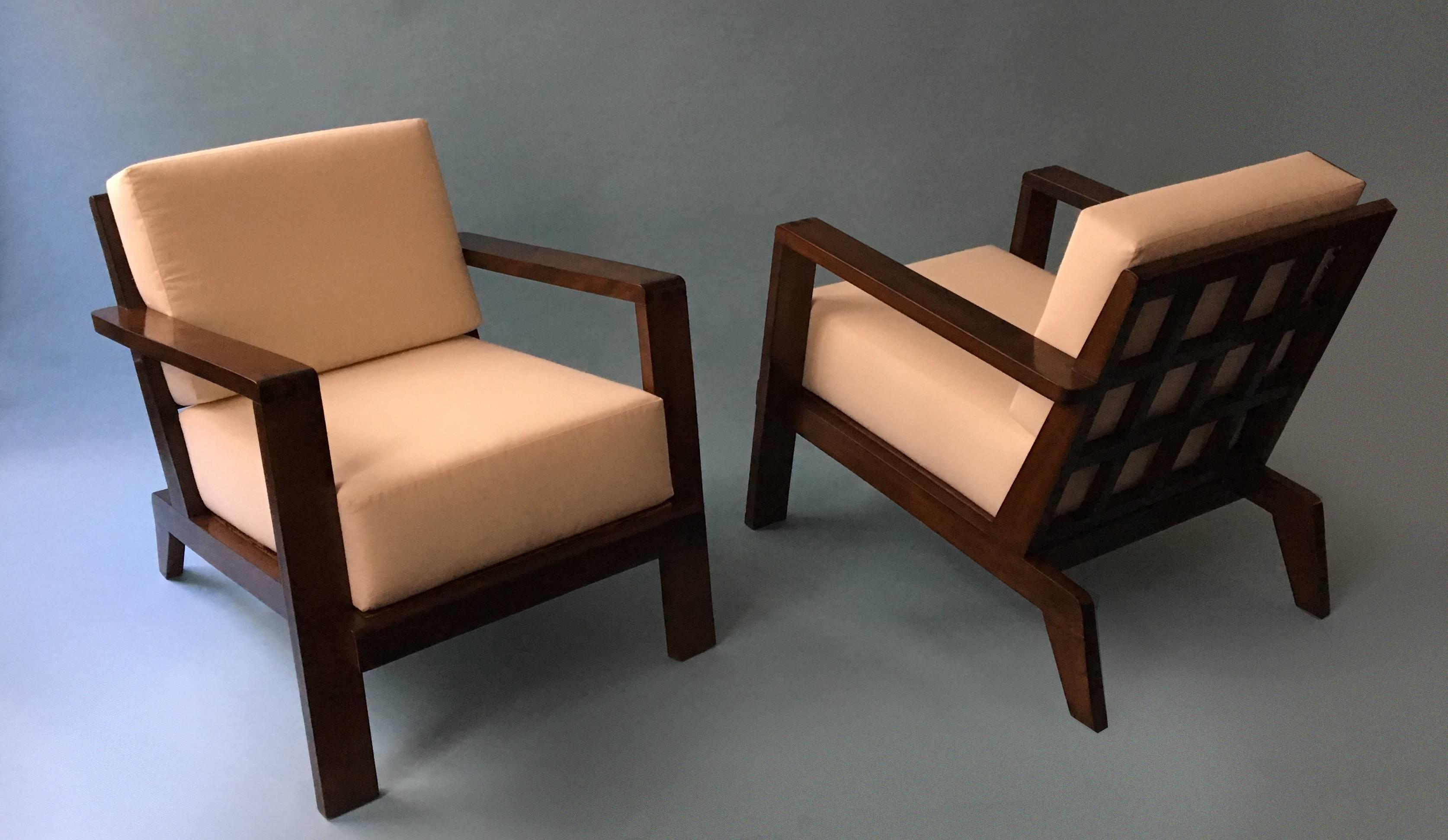 Two different models of this armchair where originally produced. The only difference is in the type of joint used in the front of the seat of the armchair ( one was a 