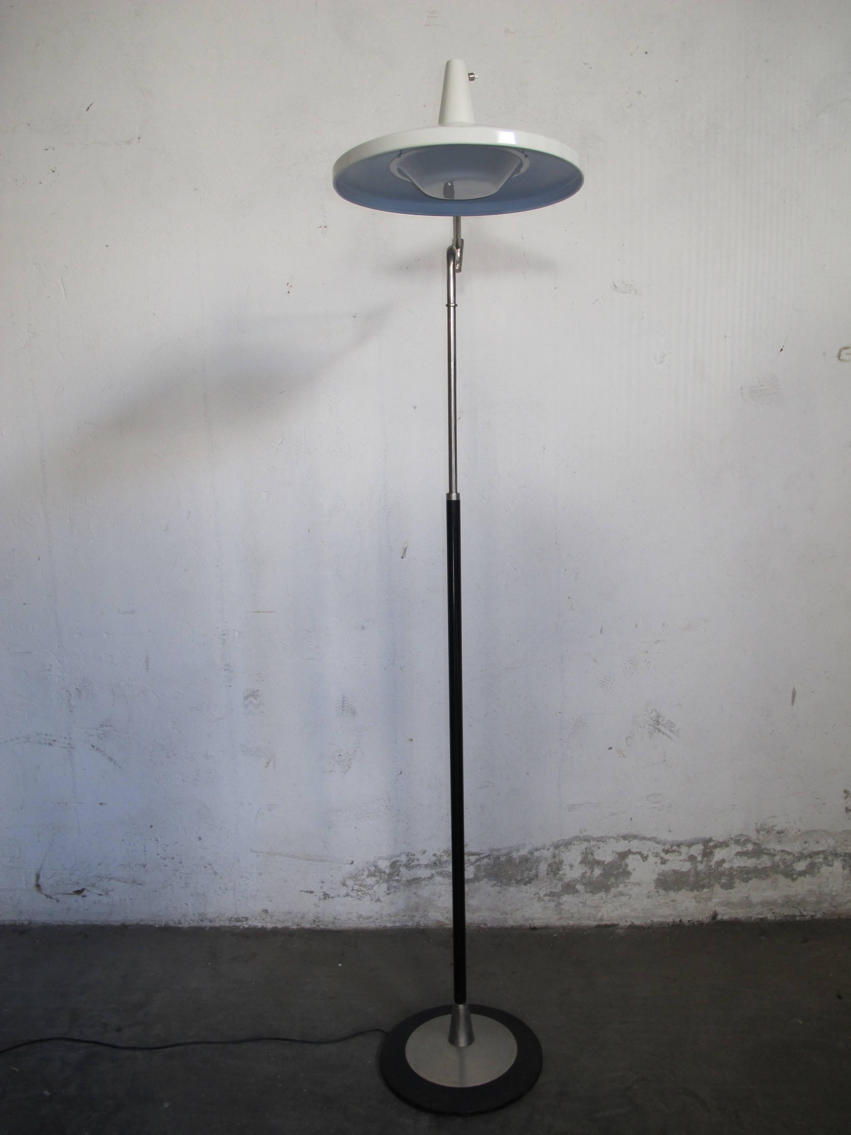 Floor lamp, design Stilnovo 1950.
Brushed metal frame, light diffuser painted metal, the lamp is articulated, you can raise or lower, minimum height 160cm,
maximum height of 190 cm.