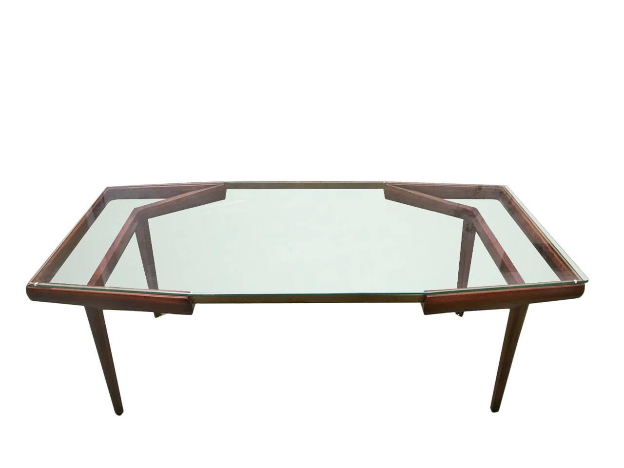 Beautiful dining table, design Pierluigi Spadolini in 1950.
Designed for a house in Florence, the geometric shape, the glass is original, of excellent construction, adjustable feet in brass, solid teakwood, brass band that spans the entire outside