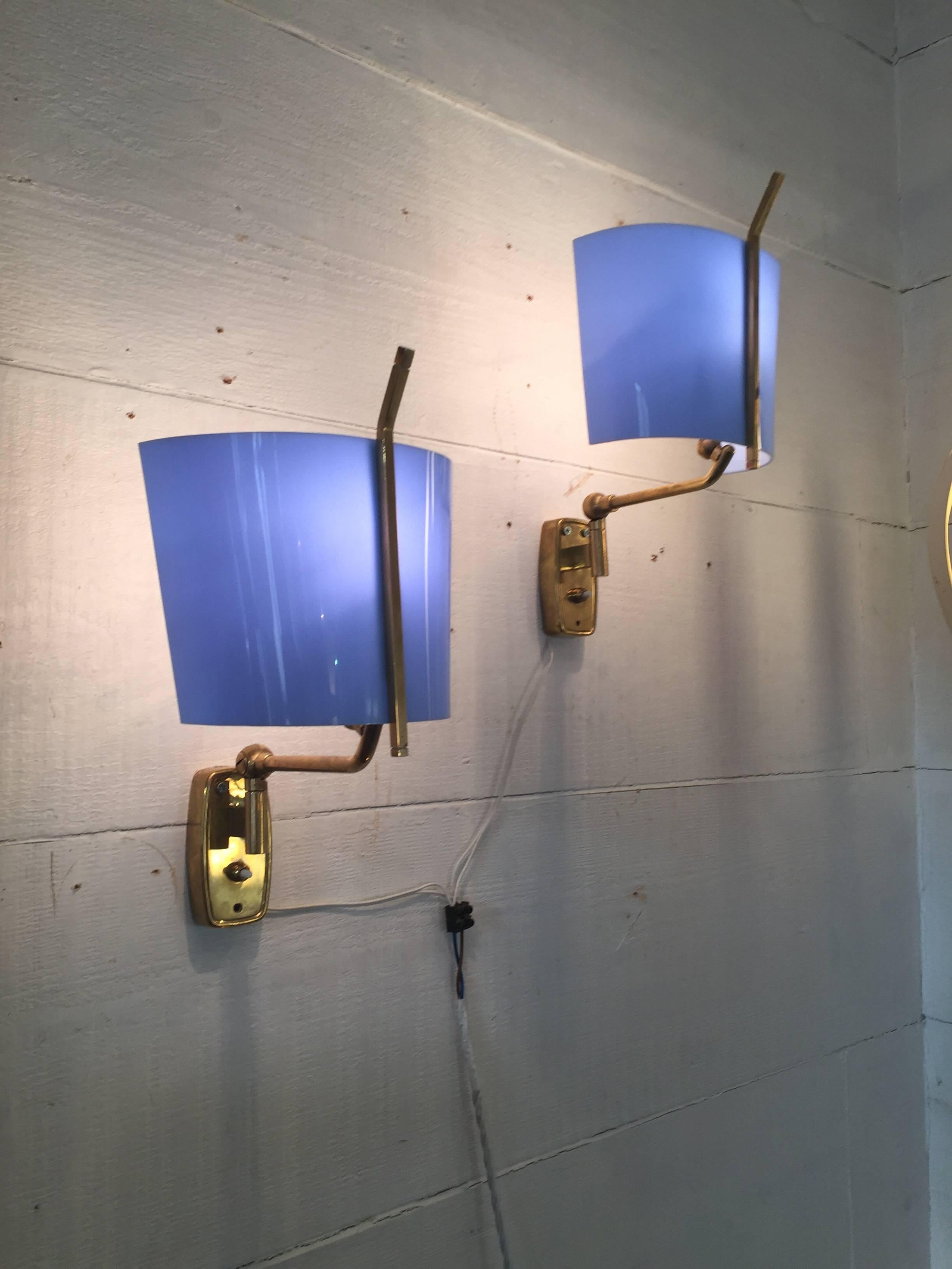 Pair of wall lamps, design stilnovo, 1950.
Brass structure, light diffuser in persplex colored, in perfect condition, marked stilnovo.