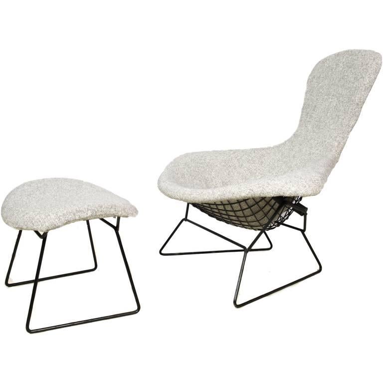 Bird chair and its ottoman by Harry Bertoia for Knoll.
Dimensions of stool: 39 x 60 x 43 cm.
Structure in black varnished iron rod, seated in cotton fabric.