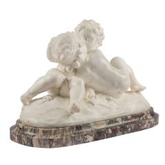Statue en marbre blanc de Carrare du 19ème siècle représentant des Putti s'embrassant par Landucci