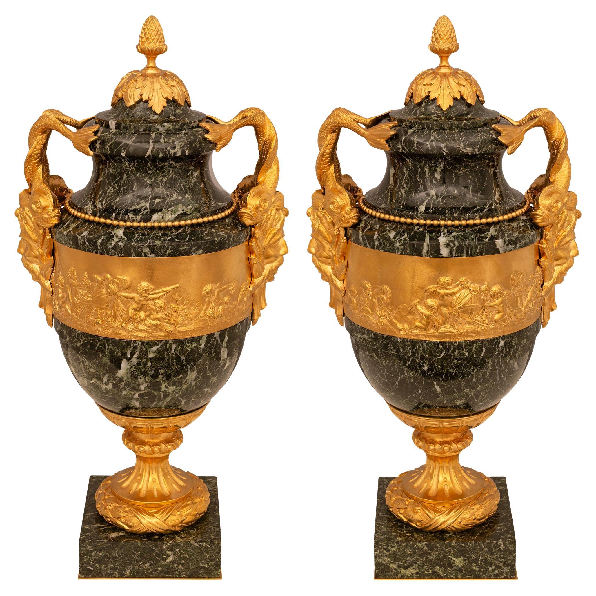 Ein Paar atemberaubende französische Vert Patricia-Marmor- und Goldbronze-Urnen mit Deckel aus dem 19. Jahrhundert
