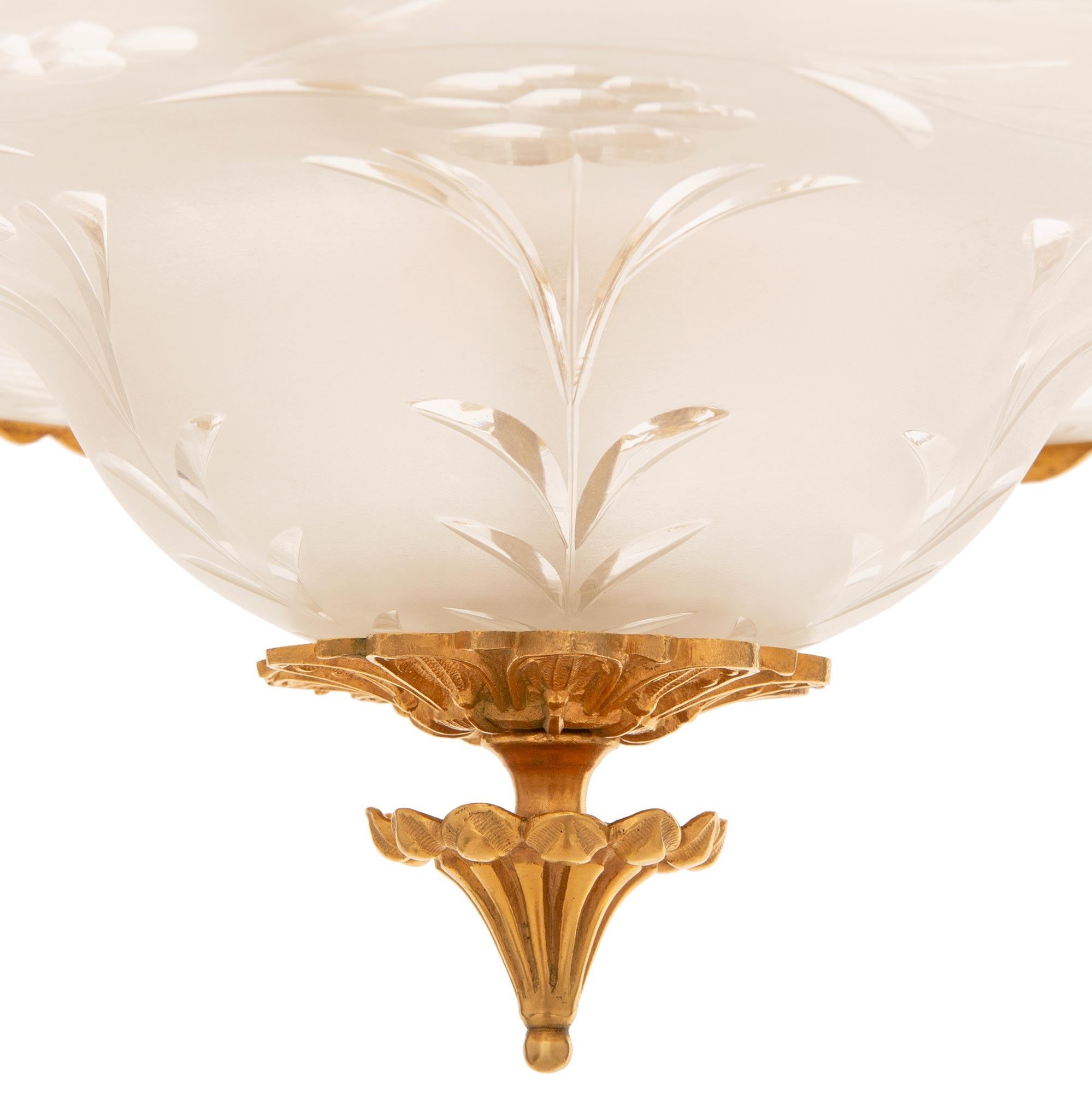 Coppia di lampadari francesi del XIX secolo in Ormolu e vetro satinato acidato In condizioni buone in vendita a West Palm Beach, FL