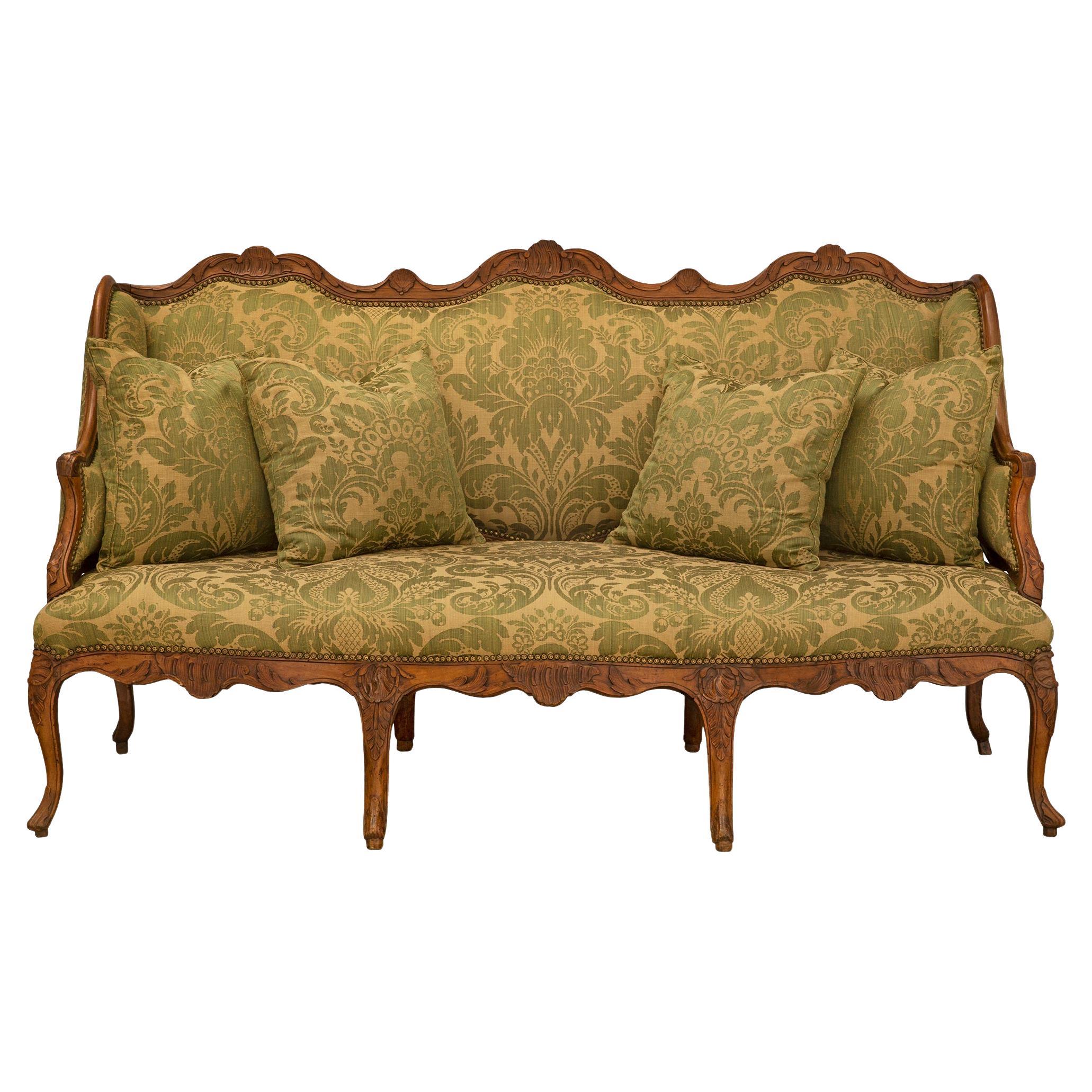 Große und reich geschnitzte französische Nussbaumholz-Sofa aus der Louis XV.-Periode des 18. Jahrhunderts im Angebot