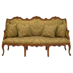 Große und reich geschnitzte französische Nussbaumholz-Sofa aus der Louis XV.-Periode des 18. Jahrhunderts