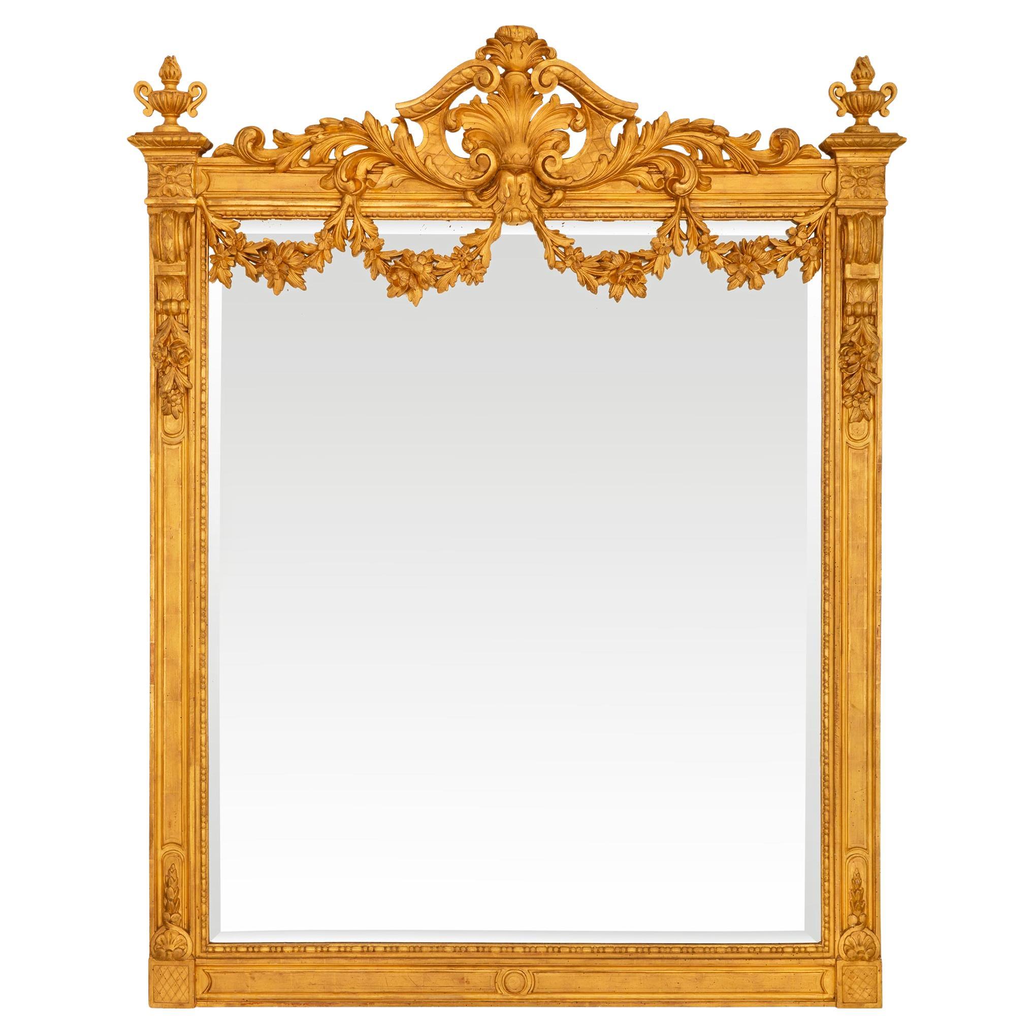 Specchio francese del XIX secolo in legno dorato di stile Luigi XVI