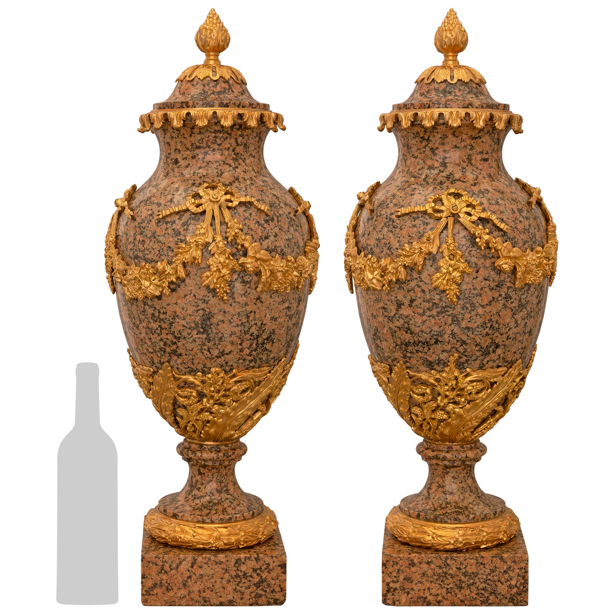 Paar Urnen mit Deckel aus Granit und Goldbronze im Louis-XVI-Stil des 19. Jahrhunderts