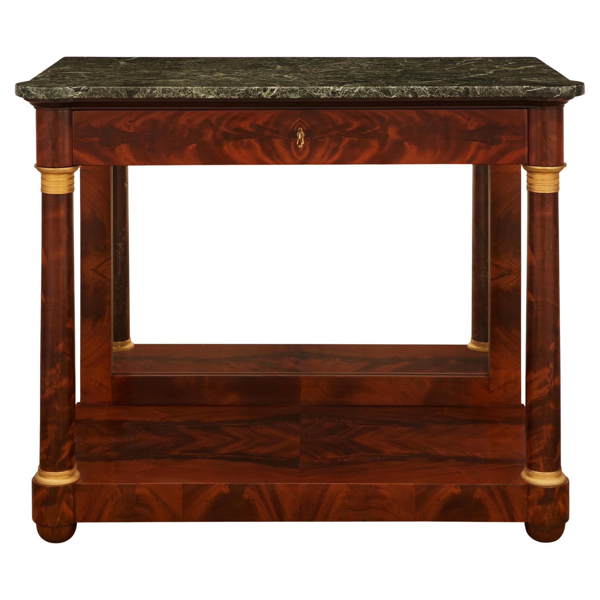 Console néo-classique st. Console en acajou flammé et bronze doré en vente