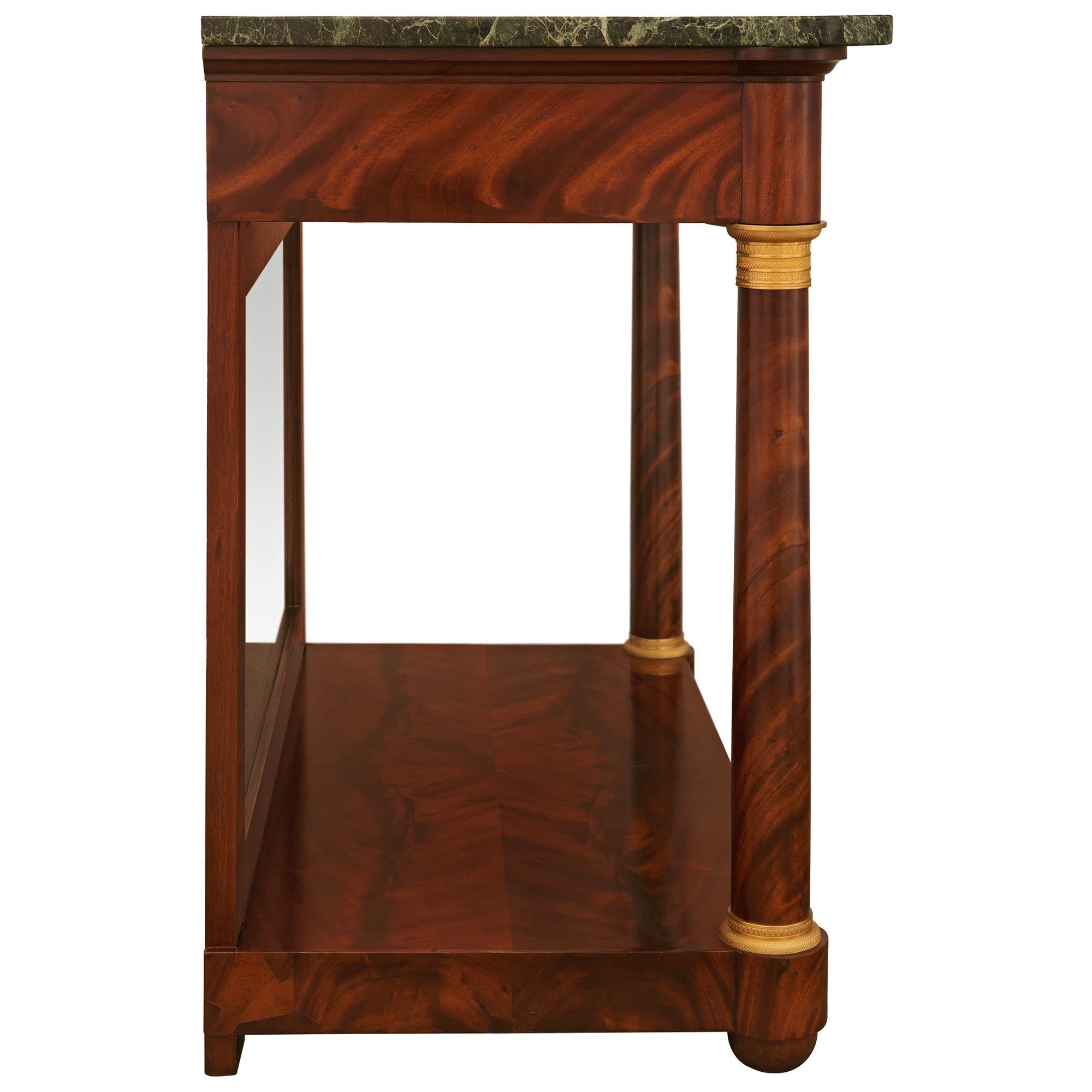 Console néo-classique st. Console en acajou flammé et bronze doré Bon état - En vente à West Palm Beach, FL