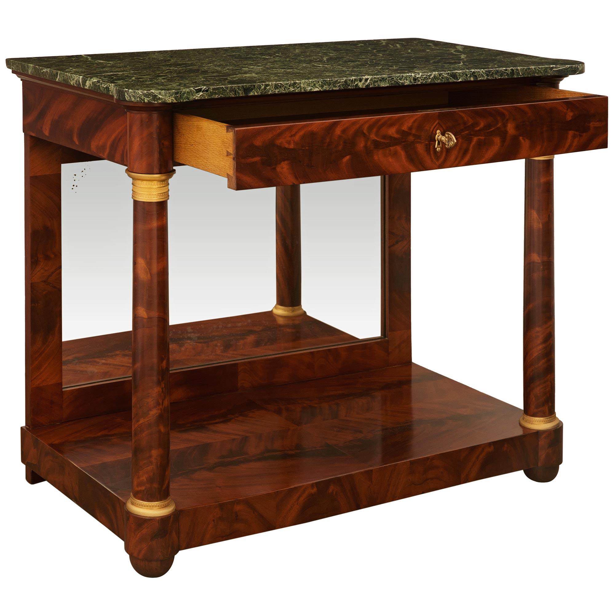 Français Console néo-classique st. Console en acajou flammé et bronze doré en vente