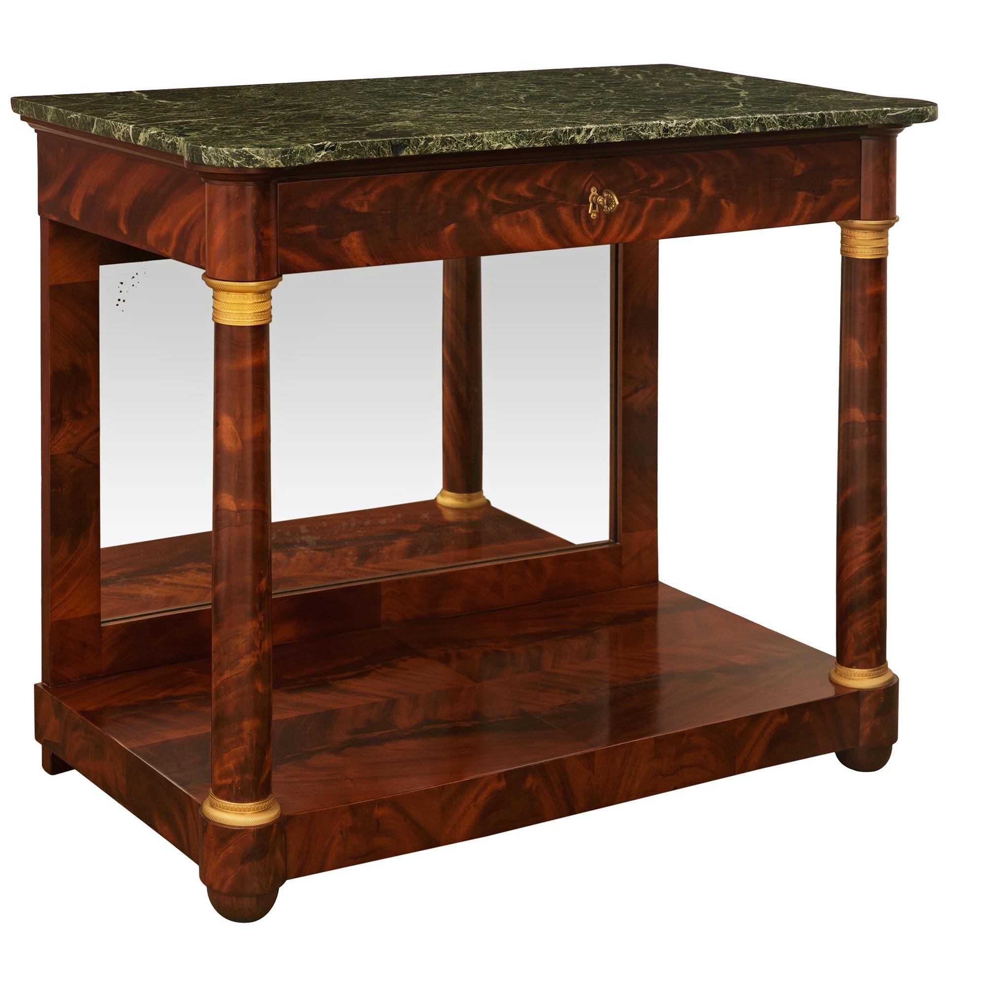 Néoclassique Console néo-classique st. Console en acajou flammé et bronze doré en vente